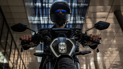 ein Mann sitzt auf einem e-Motorrad