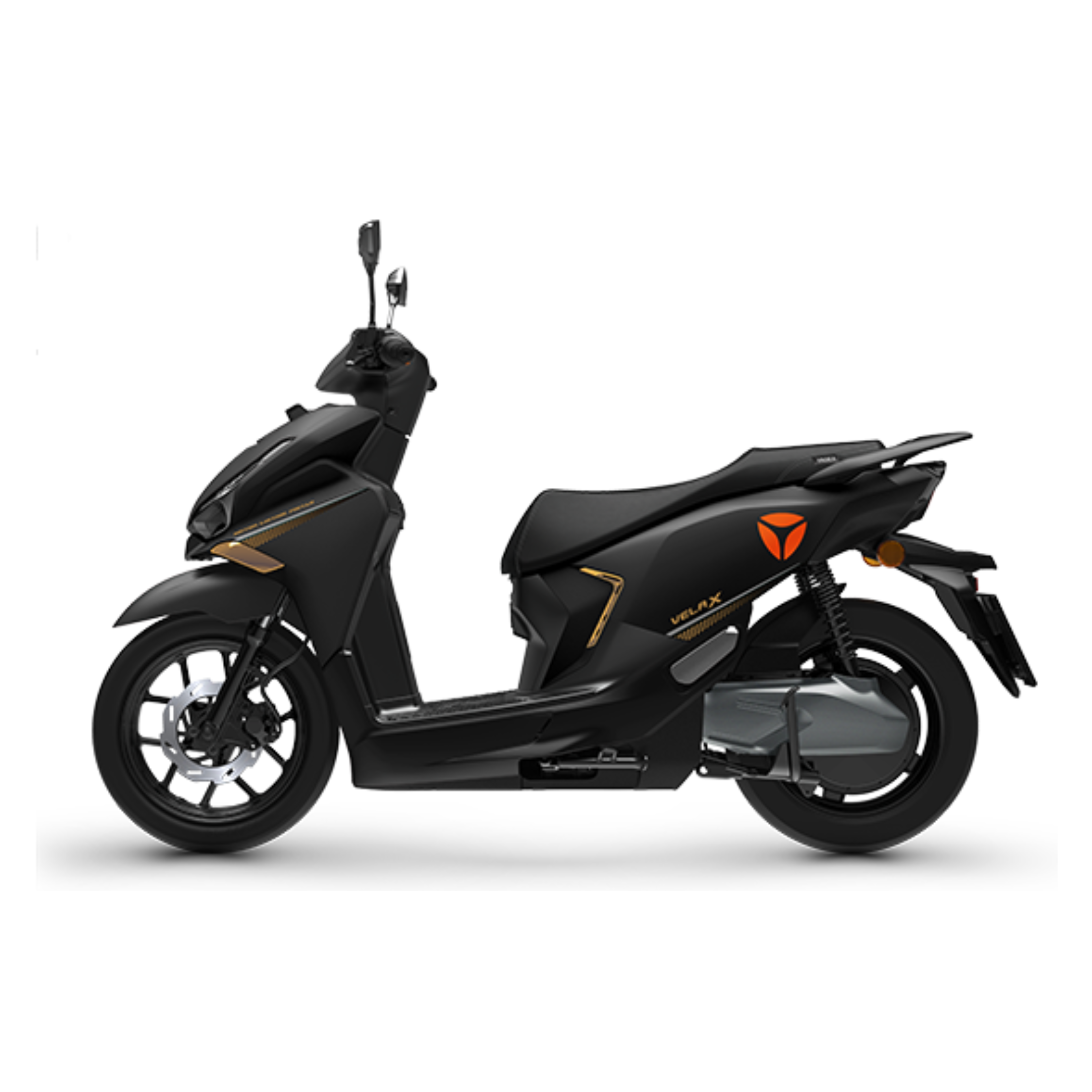 Auf einem weißen Hintergrund ist eine Seitenansicht des Yadea Velax H 3000W E-Rollers zu sehen, der sich durch ein modernes schwarzes Design mit orangefarbenen Akzenten auszeichnet. Dieser stilvolle Cityroller von Yadea ist mit 14-Zoll-Rädern, zwei Rückspiegeln, einer schnittigen Karosserie und einer minimalistischen Optik ausgestattet – damit eignet er sich perfekt für die Mobilität in der Stadt bei Geschwindigkeiten von bis zu 45 km/h.