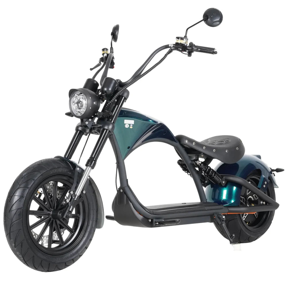 Der Mangosteen M1P Citycoco E-Chopper Modell 26 hat ein schwarzes und dunkelblaues Design, breite Reifen, einen hohen Lenker, einen Einzelsitz, Seitenspiegel und einen leistungsstarken 30 Ah Lithium-Ionen-Akku; abgebildet vorne links auf weißem Hintergrund.