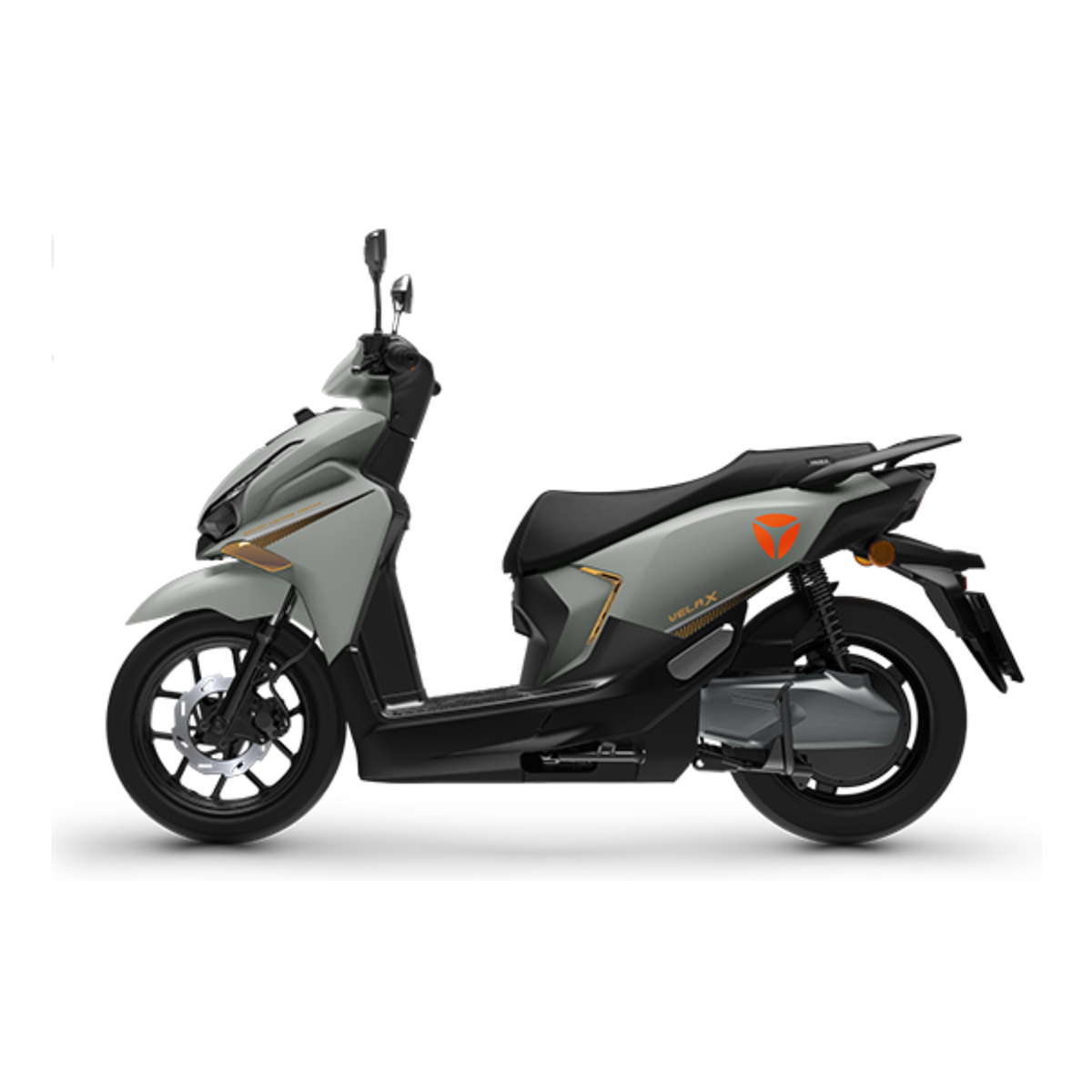 Ein eleganter Yadea Velax H 3000W E-Roller in modernem Grau mit schwarzen Akzenten ist von der Seite zu sehen. Dieses Modell von Yadea zeichnet sich durch ein stromlinienförmiges Design, 14-Zoll-Räder, zwei Spiegel, Leichtmetallfelgen und ein orangefarbenes Logo auf der Karosserie aus. Der Hintergrund ist schlicht weiß.