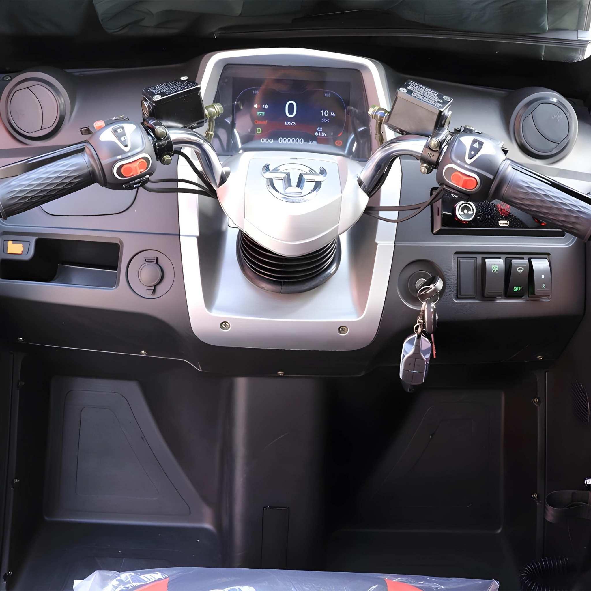 Nahaufnahme des EQ-Mobil Kabinenroller Lima Q3 Li 45 / 25 km/h Armaturenbretts mit Lenker, digitalem Tachometer, Bedienelementen, Zündschlüssel und schlichter schwarz-silberner Konsole mit modernem Lithium Akku.