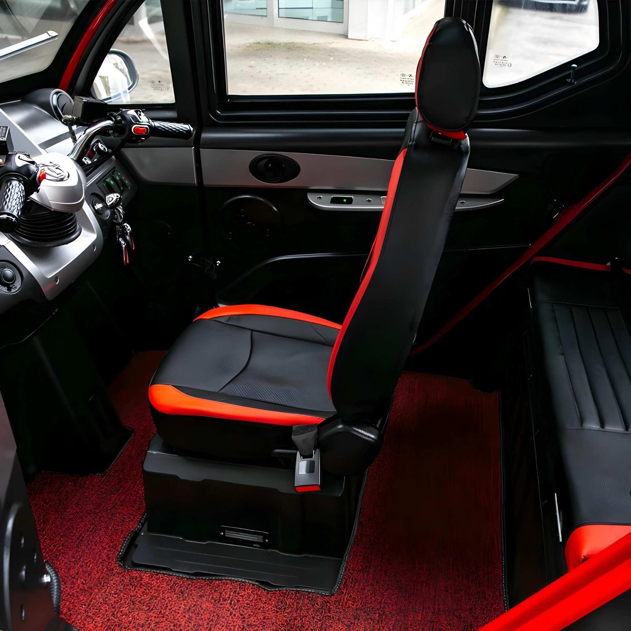 Das Interieur des EQ-Mobil Kabinenrollers Lima Q3 Li 45/25 km/h besteht aus schwarzen und roten Vordersitzen, Lenkrad, Bedienelementen am Armaturenbrett, Rücksitzbank, rotem Teppichboden und großen Fenstern für natürliches Licht. Angetrieben von einem Lithium-Akku.