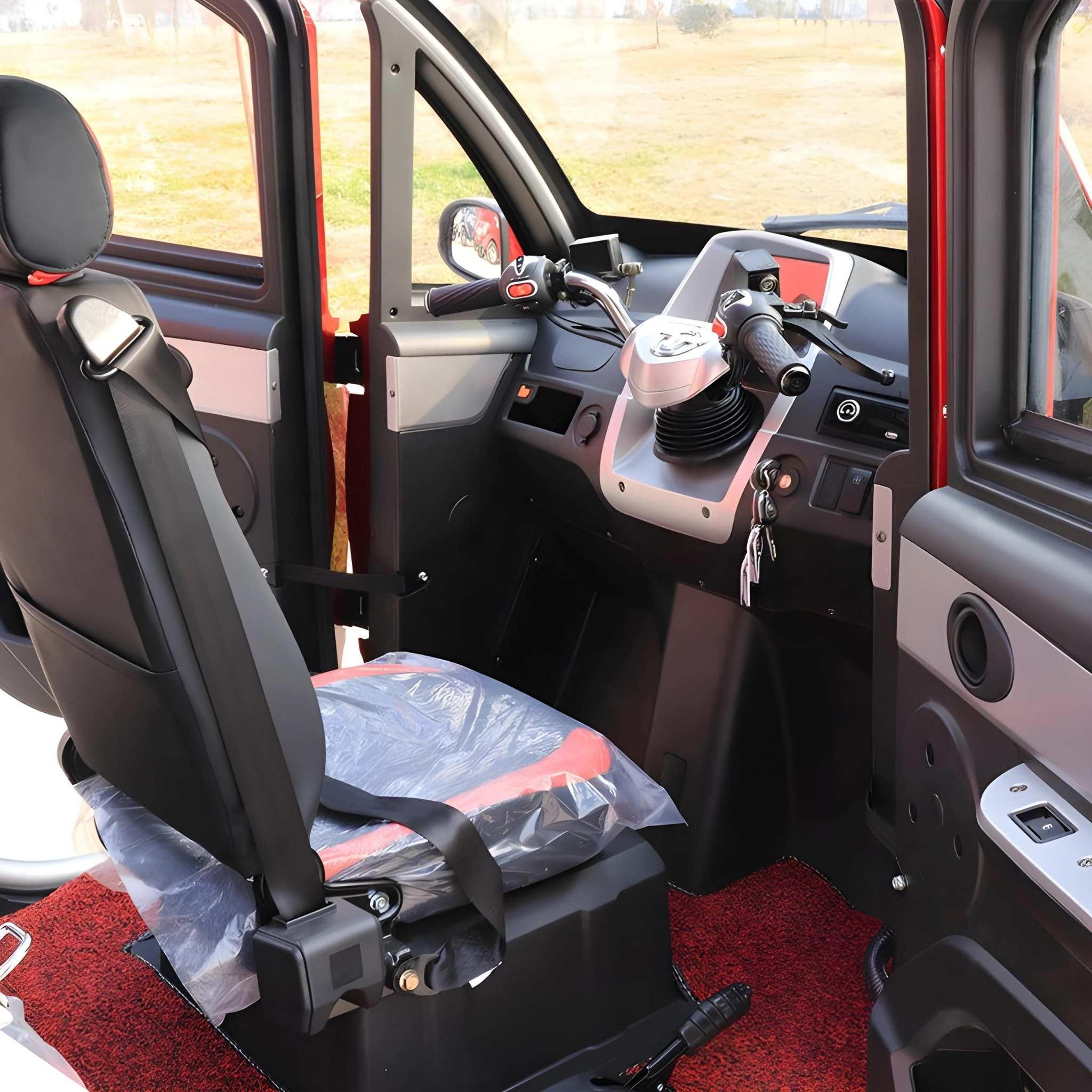 Das Bild zeigt den Innenraum eines EQ-Mobil Kabinenrollers Lima Q3 Li 45/25 km/h mit Lenkerlenkung, Schlüssel im Zündschloss, einem einzelnen kunststoffbezogenen Vordersitz, rotem Teppichboden, und einem Lithium Akku-aktuelles Modell.