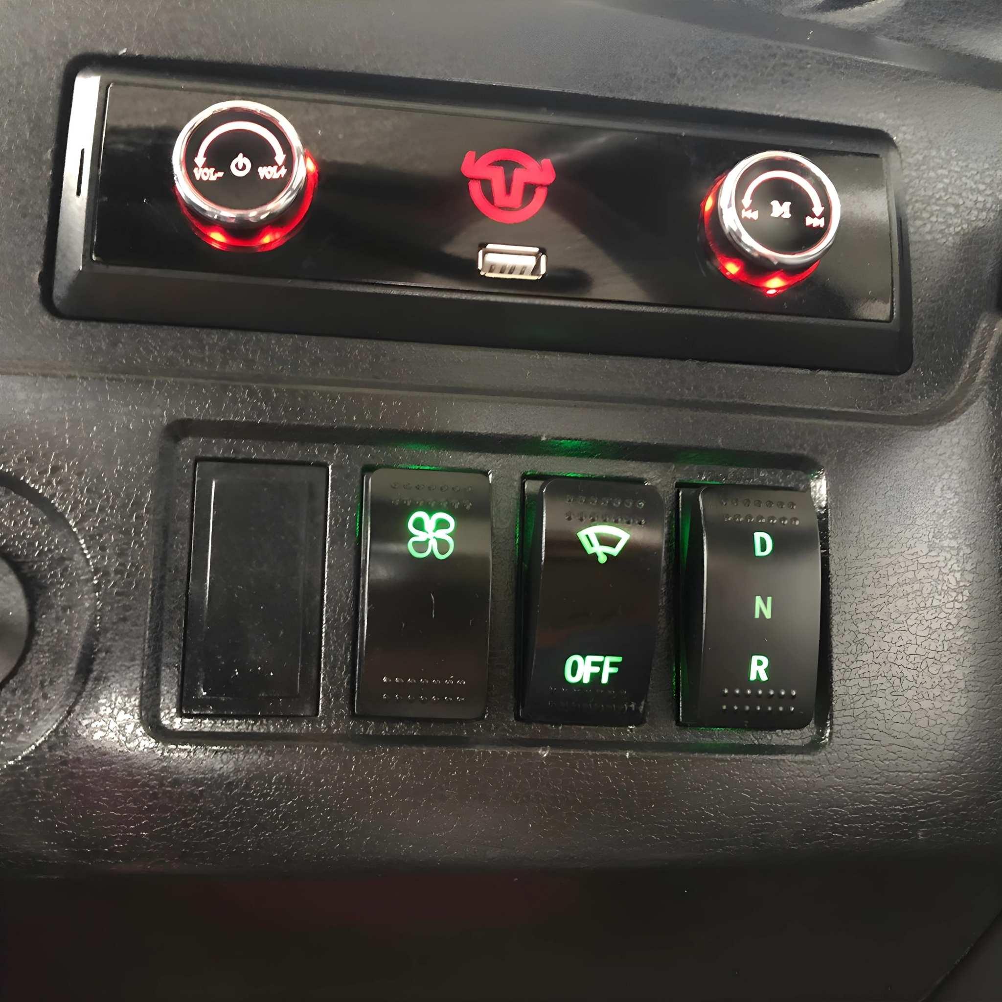 Nahaufnahme des EQ-Mobil Kabinenroller Lima Q3 Li 45 Armaturenbretts mit City Mobil Stereo oder USB-Panel und drei grün beleuchteten Schaltern (D, N, R). Angetrieben von einem Lithium-Akku für effiziente urbane Mobilität.