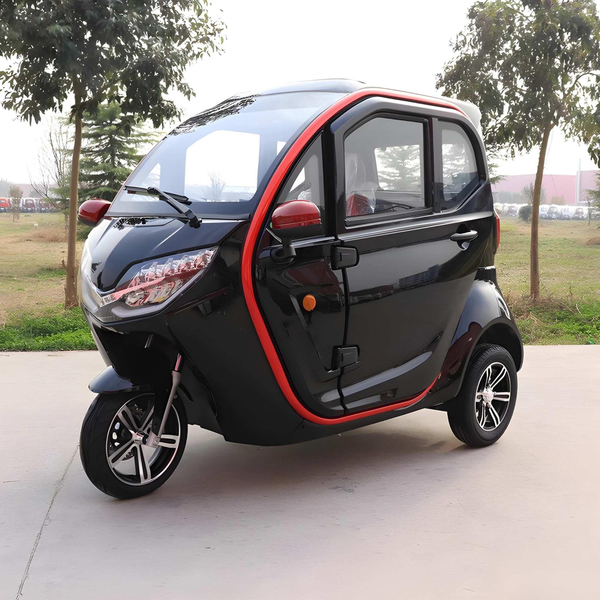 Der EQ-Mobil Kabinenroller Lima Q3 Li 45/25 km/h, aktuelles Modell mit Lithium-Akku, ist ein kompaktes schwarzes dreirädriges Elektroauto mit roten Akzenten, das unter freiem Himmel auf dem Bürgersteig zwischen Bäumen und Gras geparkt ist.