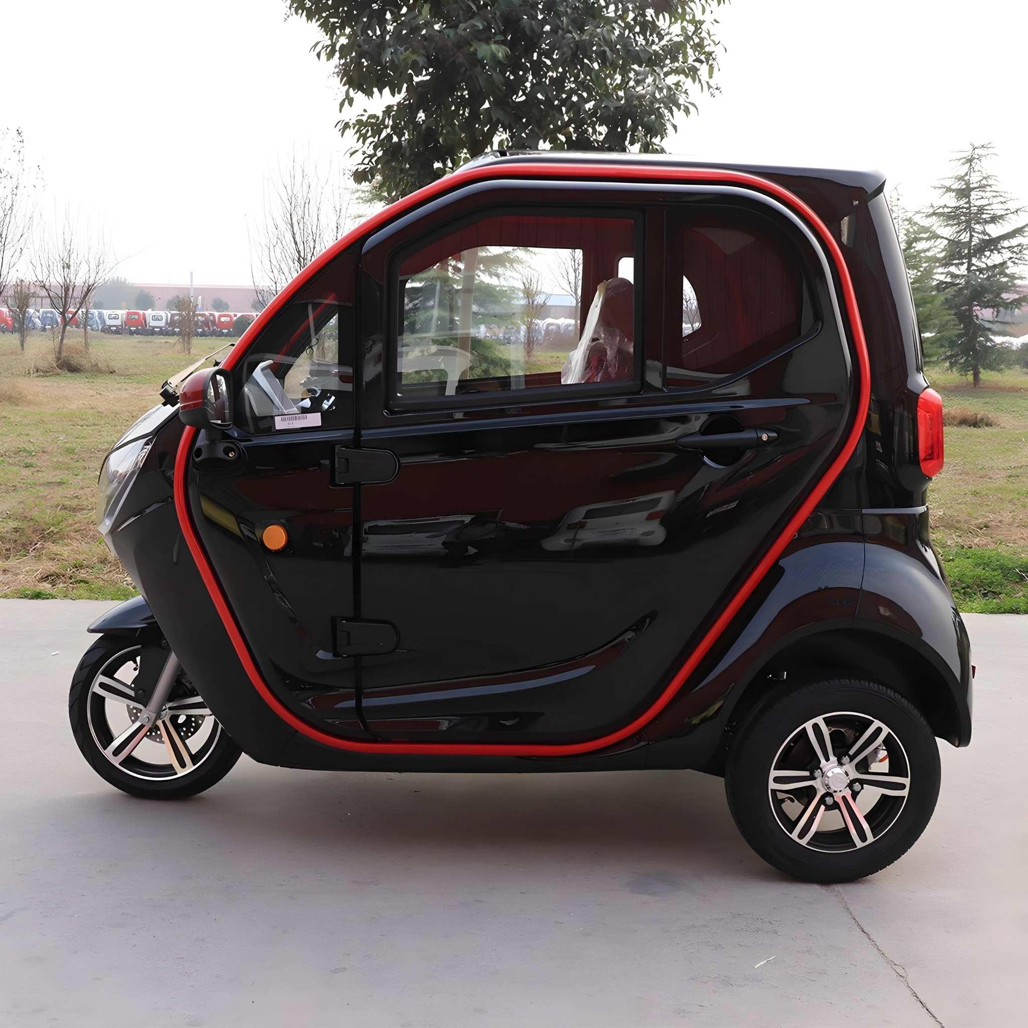 Ein kompakter, schwarzer EQ-Mobil Kabinenroller Lima Q3 Li 45/25 km/h mit roter Zierleiste und einem Lithium-Akku steht im Freien auf Beton, mit Bäumen und einem dunstigen Himmel im Hintergrund.