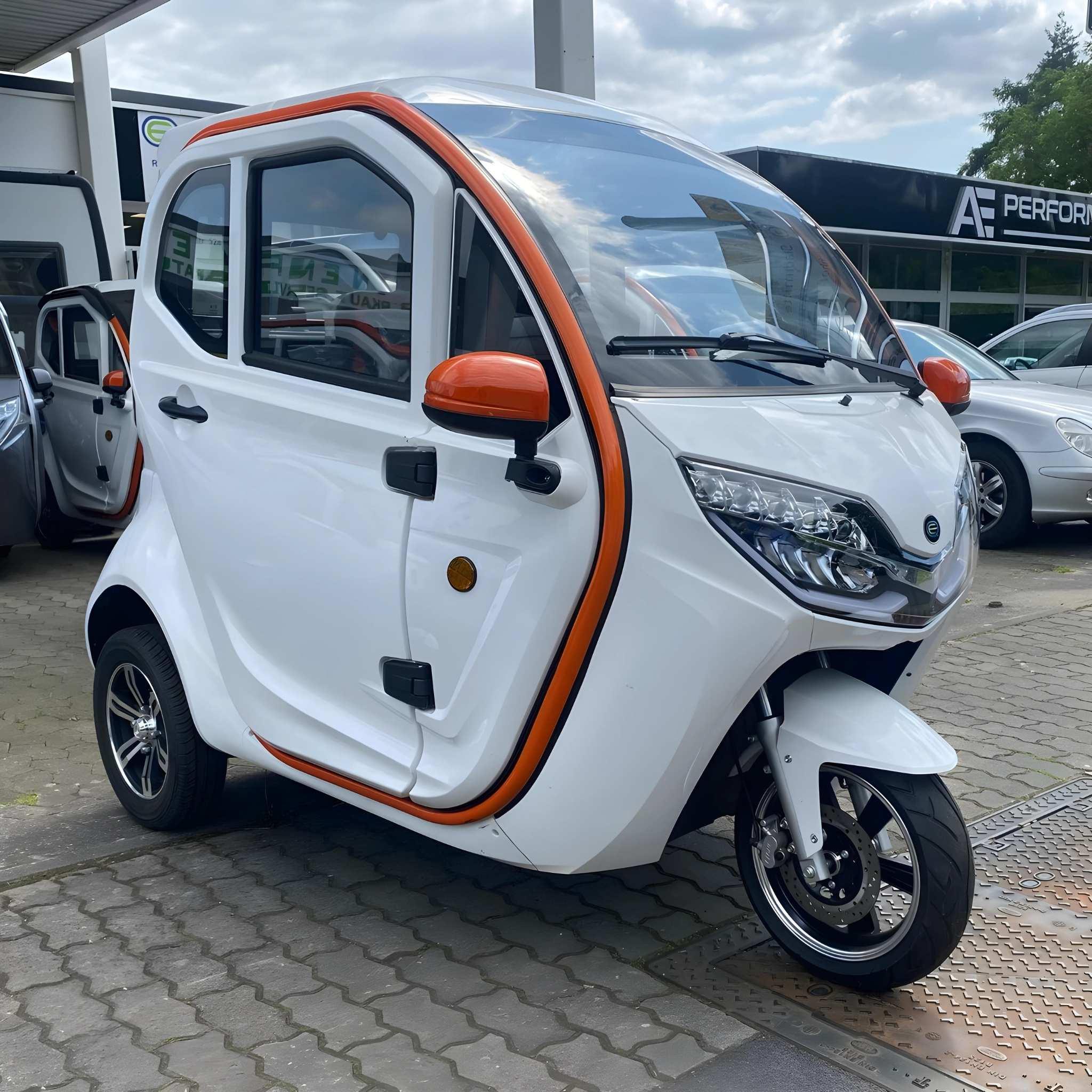 Ein kompakter, weißer EQ-Mobil Kabinenroller Lima Q3 Li 45 mit orangefarbener Zierleiste und Lithiumbatterie steht bei bewölktem Himmel auf einem gepflasterten Parkplatz neben anderen Fahrzeugen.