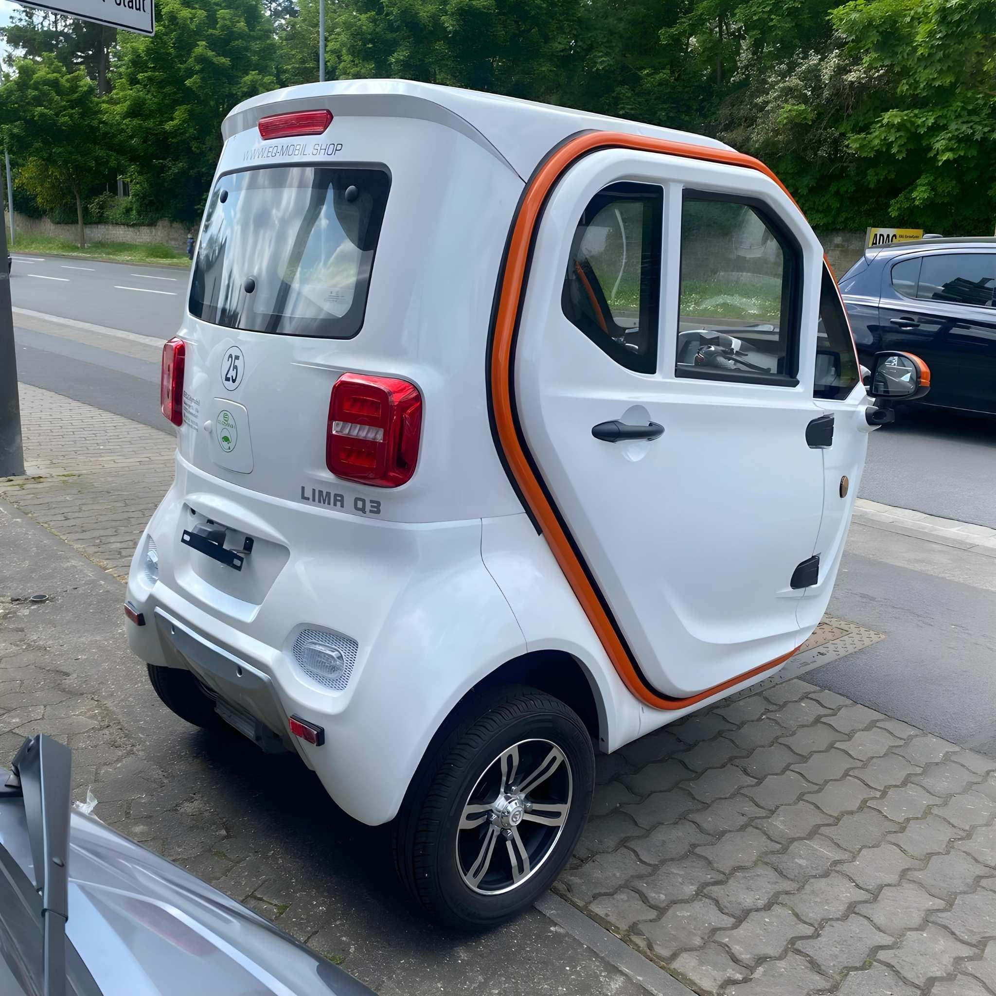 Ein kompakter weißer EQ-Mobil Kabinenroller Lima Q3 Li (45/25 km/h, Lithium-Akku) mit orangefarbener Zierleiste ist auf einem Gehweg neben der Straße geparkt, im Hintergrund sind Bäume und andere Fahrzeuge zu sehen.