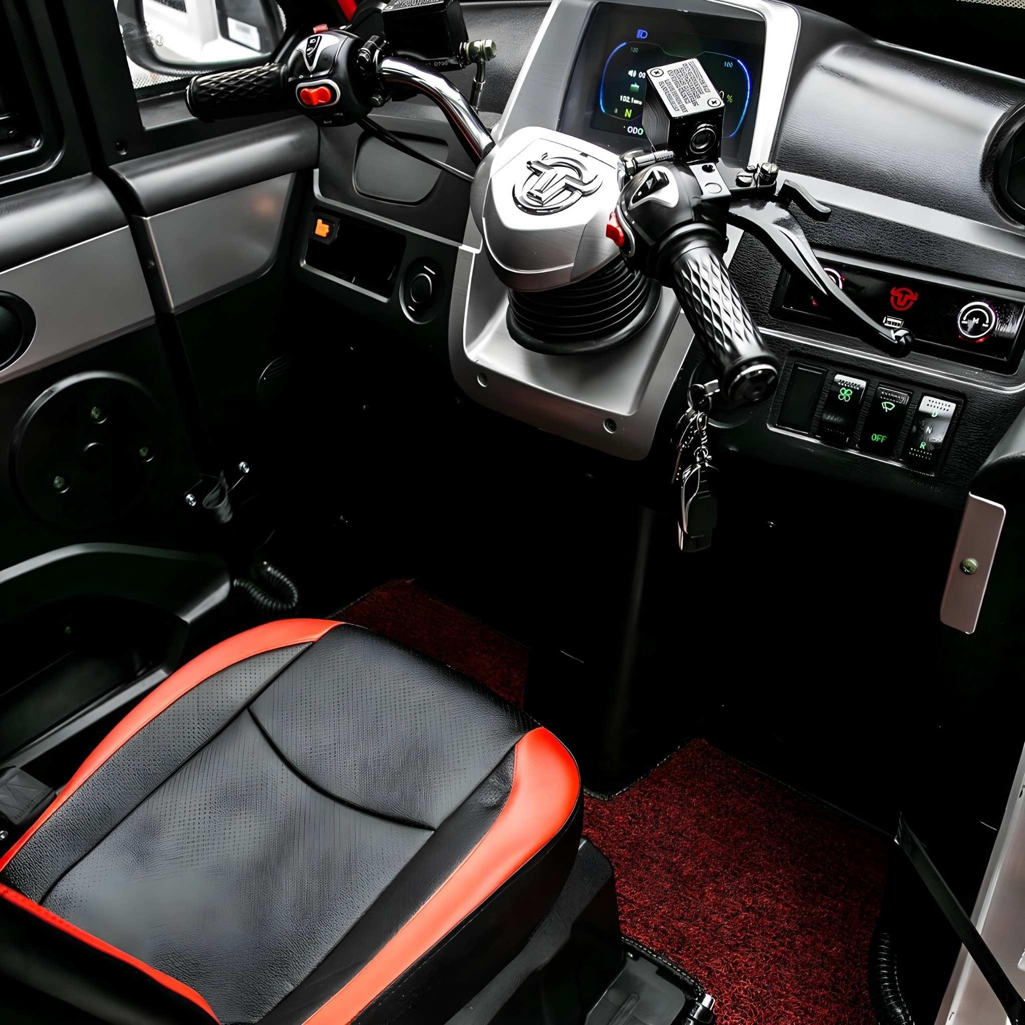 Nahaufnahme des Innenraums des EQ-Mobil Kabinenrollers Lima Q3 Li 45 / 25 km/h. Zu sehen sind der rot-schwarze Sitz, die City Mobil Lenker-Bedienelemente, die digitale Anzeige am Armaturenbrett, die Bedienelemente und die Tasten am Lenker.