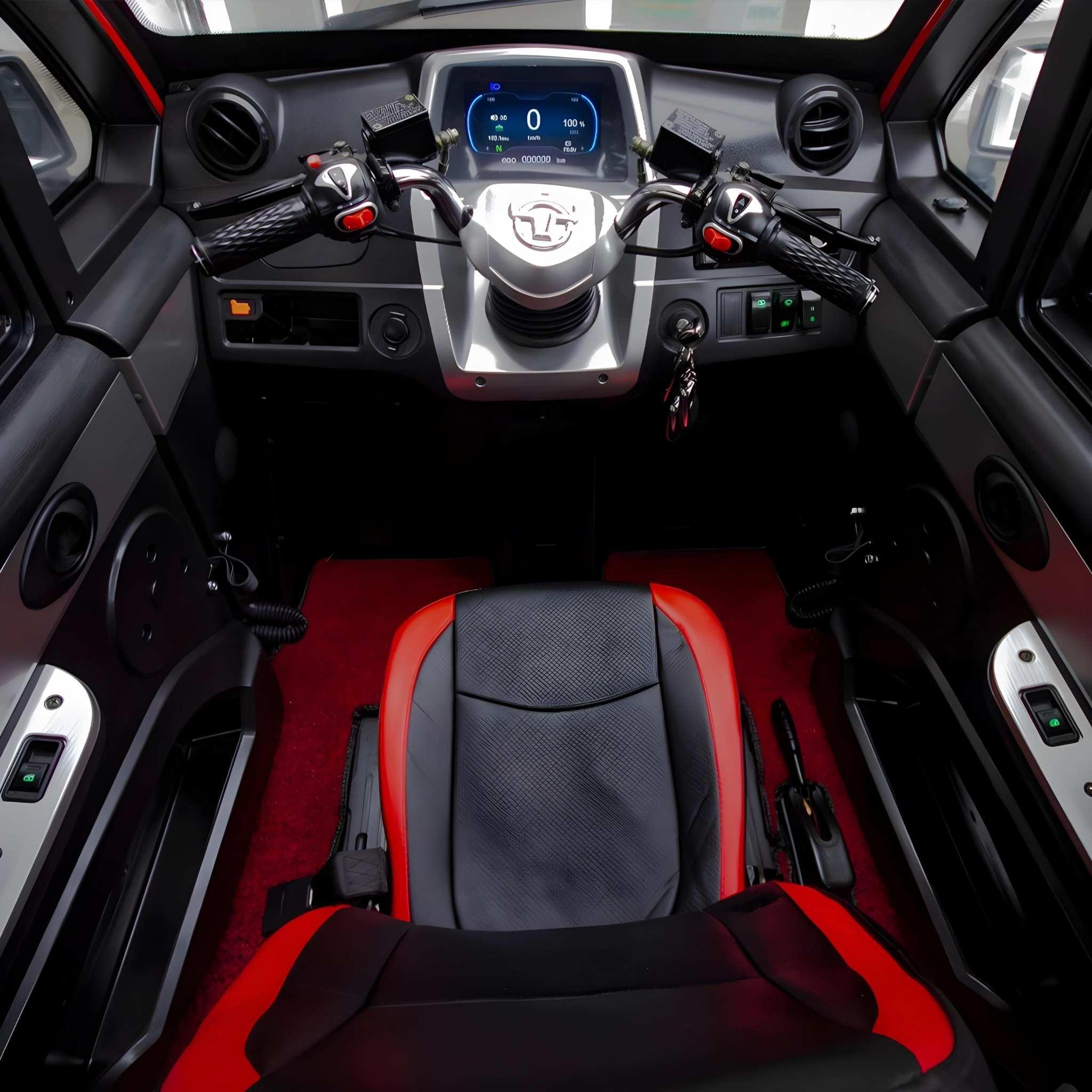 Das Bild zeigt den Innenraum des EQ-Mobil Kabinenrollers Lima Q3 Li 45 / 25 km/h, Lithium Akku - aktuelles Modell, mit schwarzem und rotem Sitz, digitalem Armaturenbrett, Lenker und rotem Teppich am Boden.