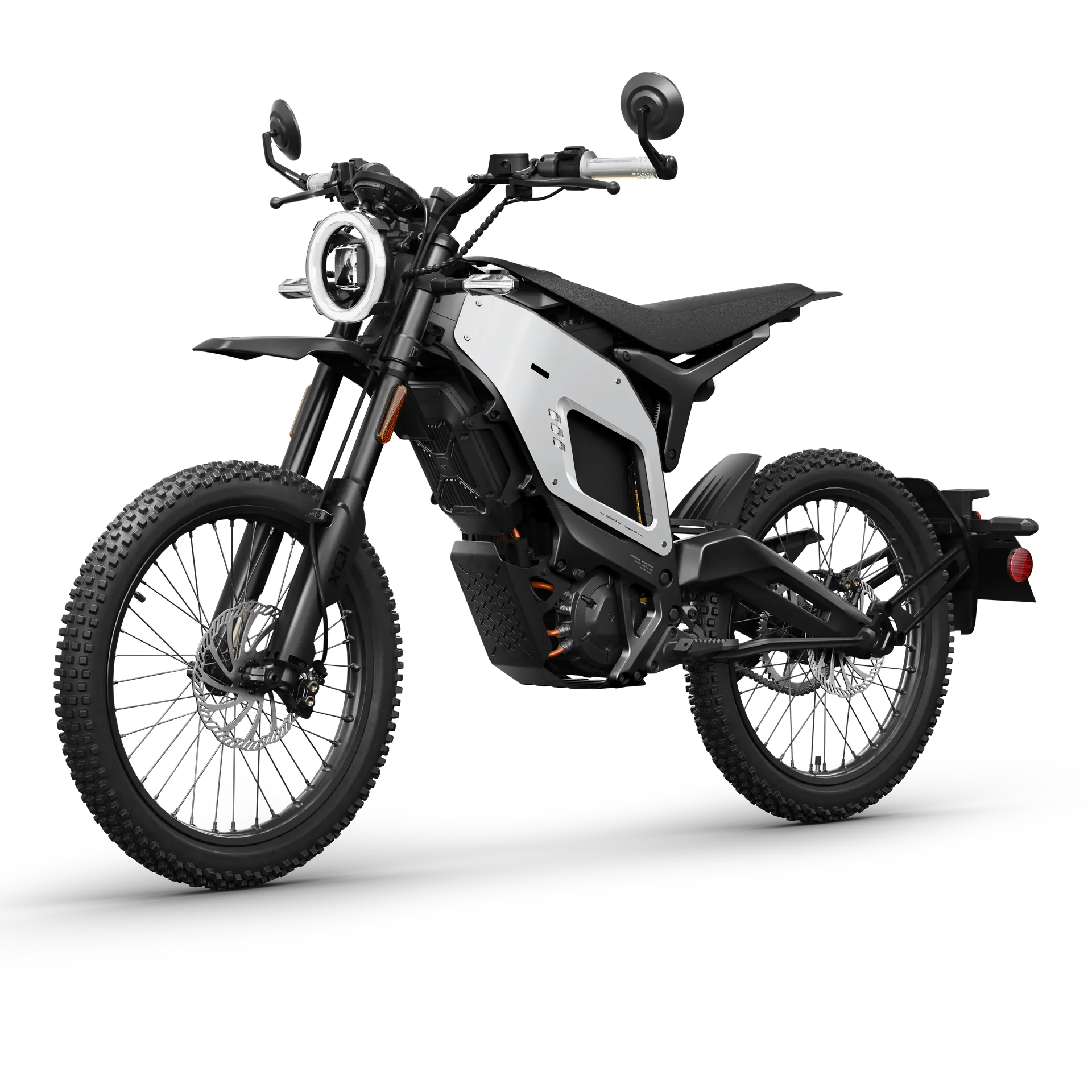 Das NIU XQi3 STREET Enduro-Dirtbike von NIU erreicht eine Geschwindigkeit von 45 km/h und verfügt über Stollenreifen, einen runden LED-Scheinwerfer sowie einen eleganten silber-schwarzen Rahmen mit minimalistischen Kotflügeln vor einem schlichten weißen Hintergrund.