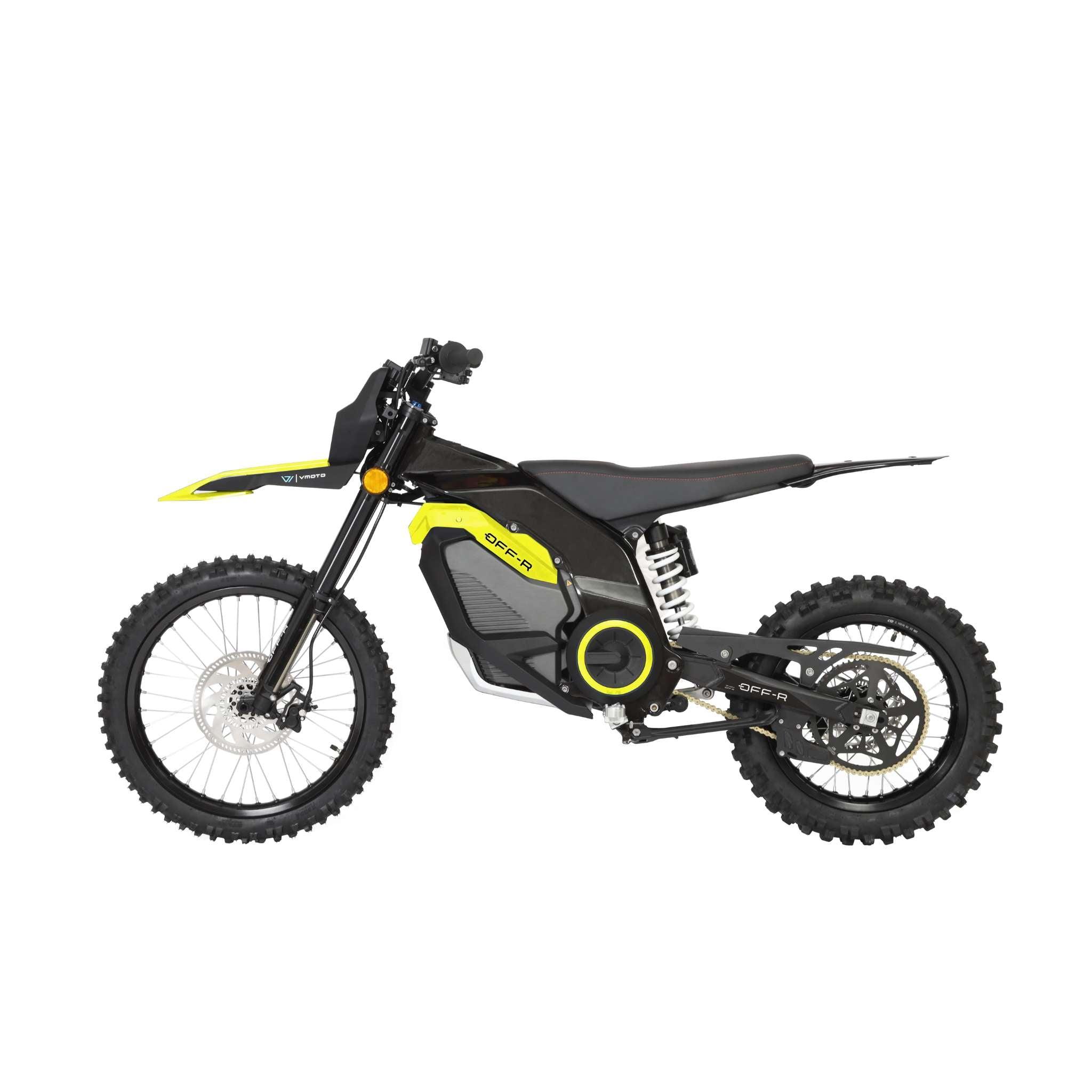 Seitenansicht des VMOTO E-Enduro E-Motorrad Dirtbike OFF-R mit Stollenreifen, schwarzem Rahmen und neongelben Akzenten an Karosserie und Kotflügeln, fotografiert auf weißem Hintergrund; Höchstgeschwindigkeit 110 km/h.