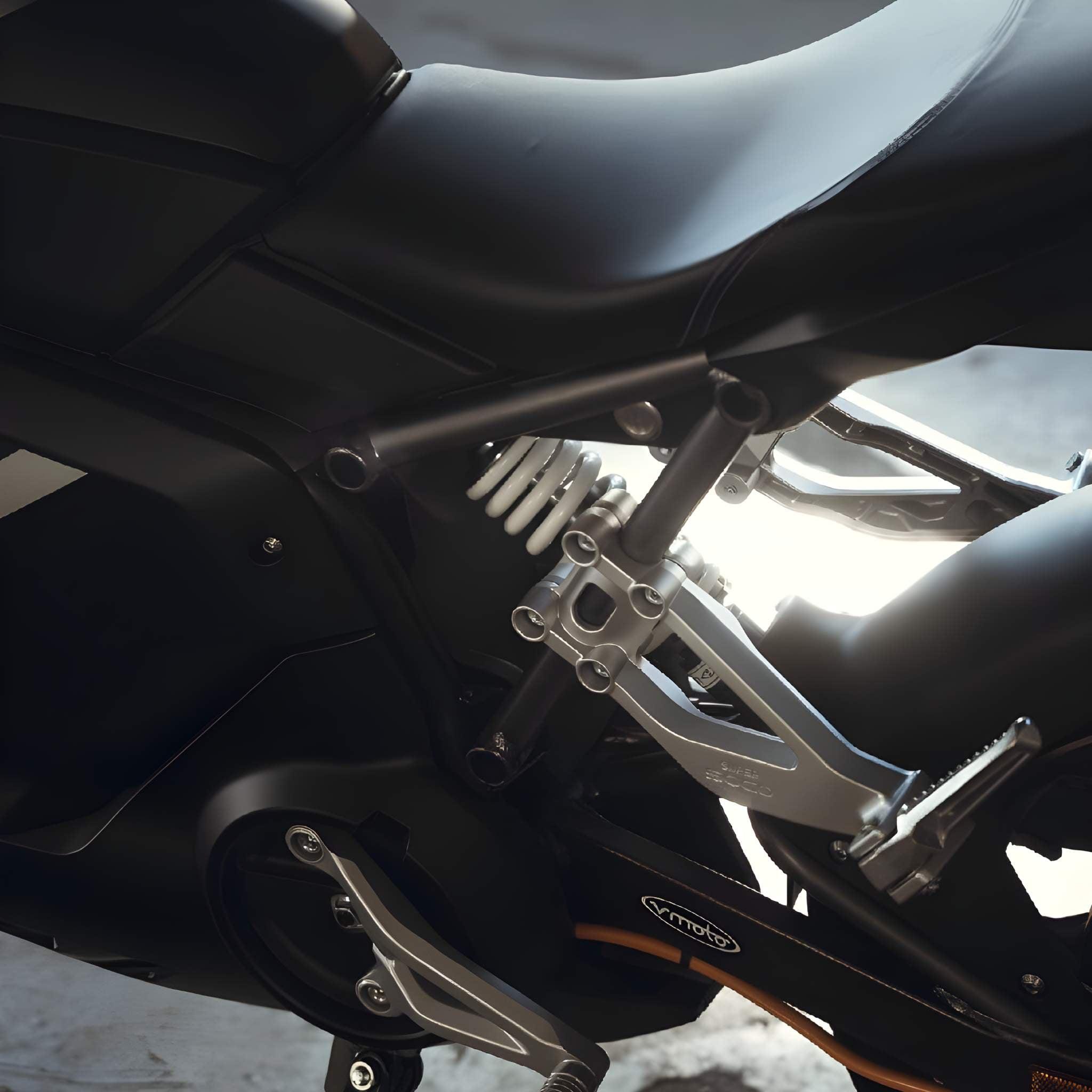 Nahaufnahme der Heckpartie des Super Soco E-Motorrad TSx Eco 45 km/h, die den Sitz, die sichtbare Federung, die Metallfußrasten und den Rahmen im Sonnenlicht zeigt - stilvolles emissionsfreies Fahren von Super Soco.