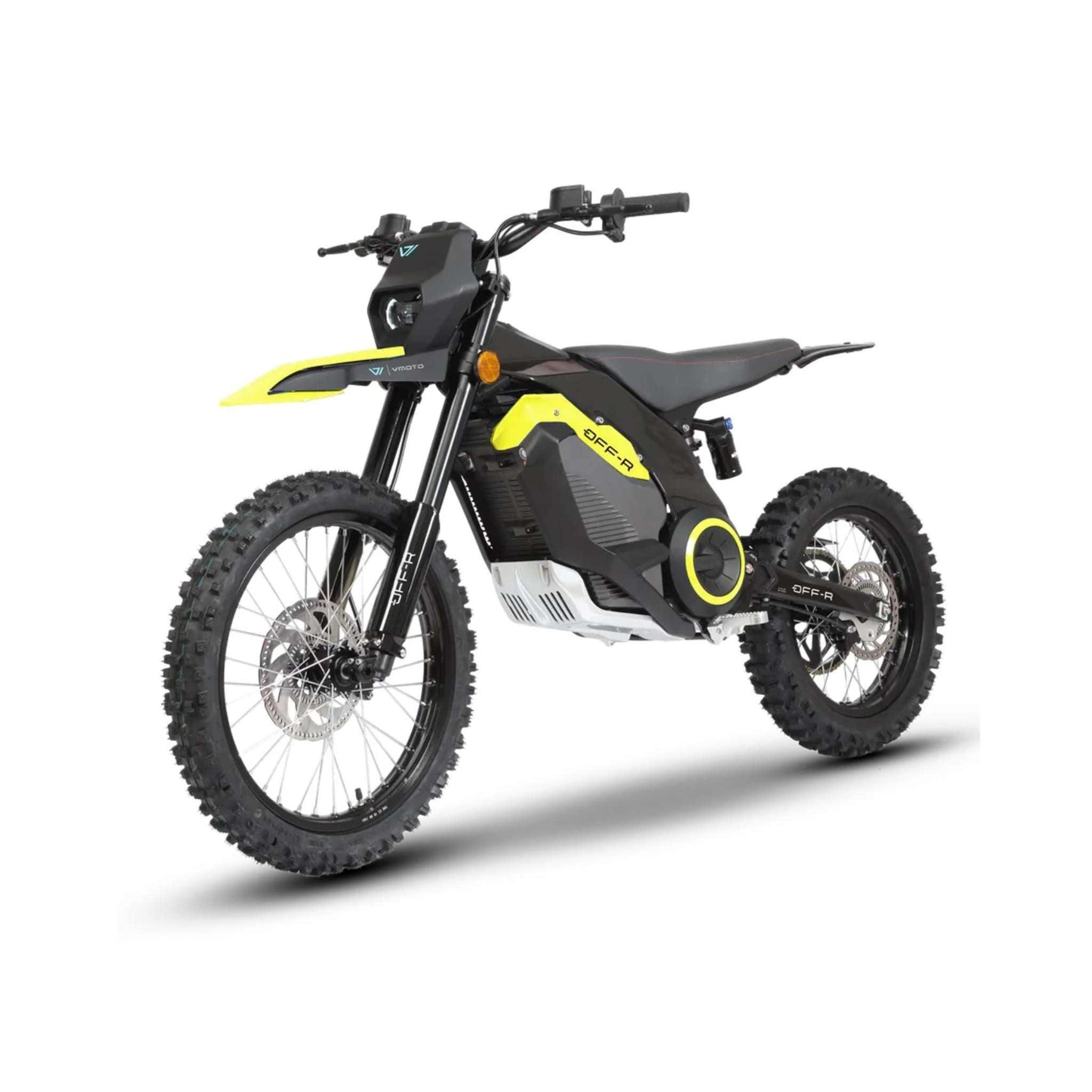 Das VMOTO ON-R E-Enduro E-Motorrad Dirtbike von VMOTO hat Stollenreifen, ein schwarz-gelbes Design und einen freiliegenden Rahmen - ideal für Offroad-Touren - auf weißem Grund. Höchstgeschwindigkeit: 90 km/h.