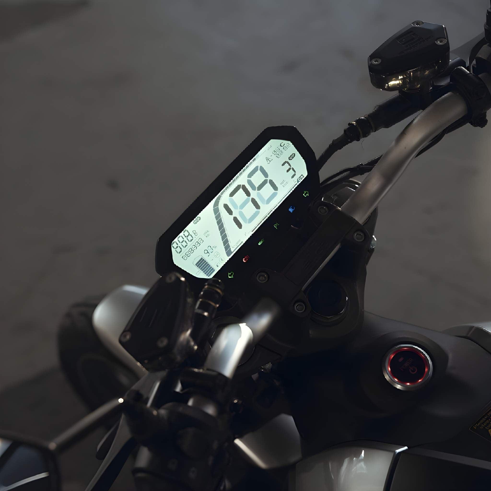Eine Nahaufnahme des digitalen Armaturenbretts eines Super Soco E-Motorrad TSx Eco 45 km/h, das den Tachometer und die Bedientasten am Lenker in einer schwach beleuchteten, emissionsfreien Umgebung zeigt.
