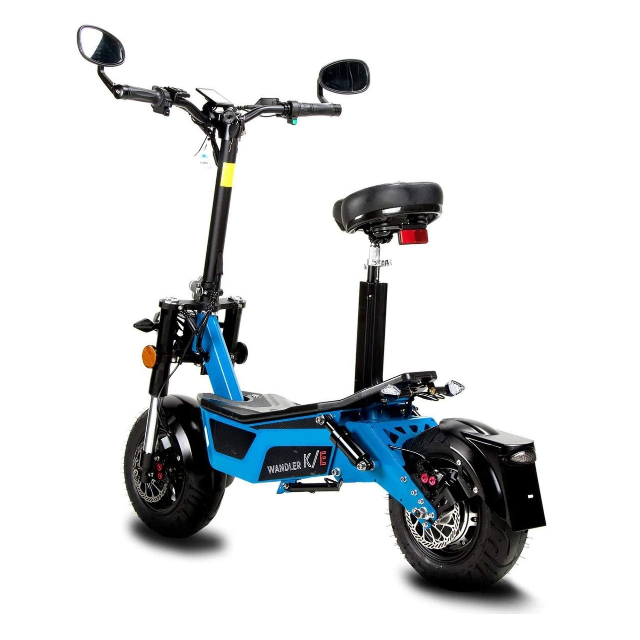 Ein blauer Wandler E-Roller/K/E 45 km/h (Modell 2025) mit schwarzem Sitz, Rückspiegeln, dicken Reifen und sichtbarer Federung wird schräg gezeigt, um sowohl die Vorder- als auch die Hinterräder hervorzuheben. Straßenzulassung inklusive.