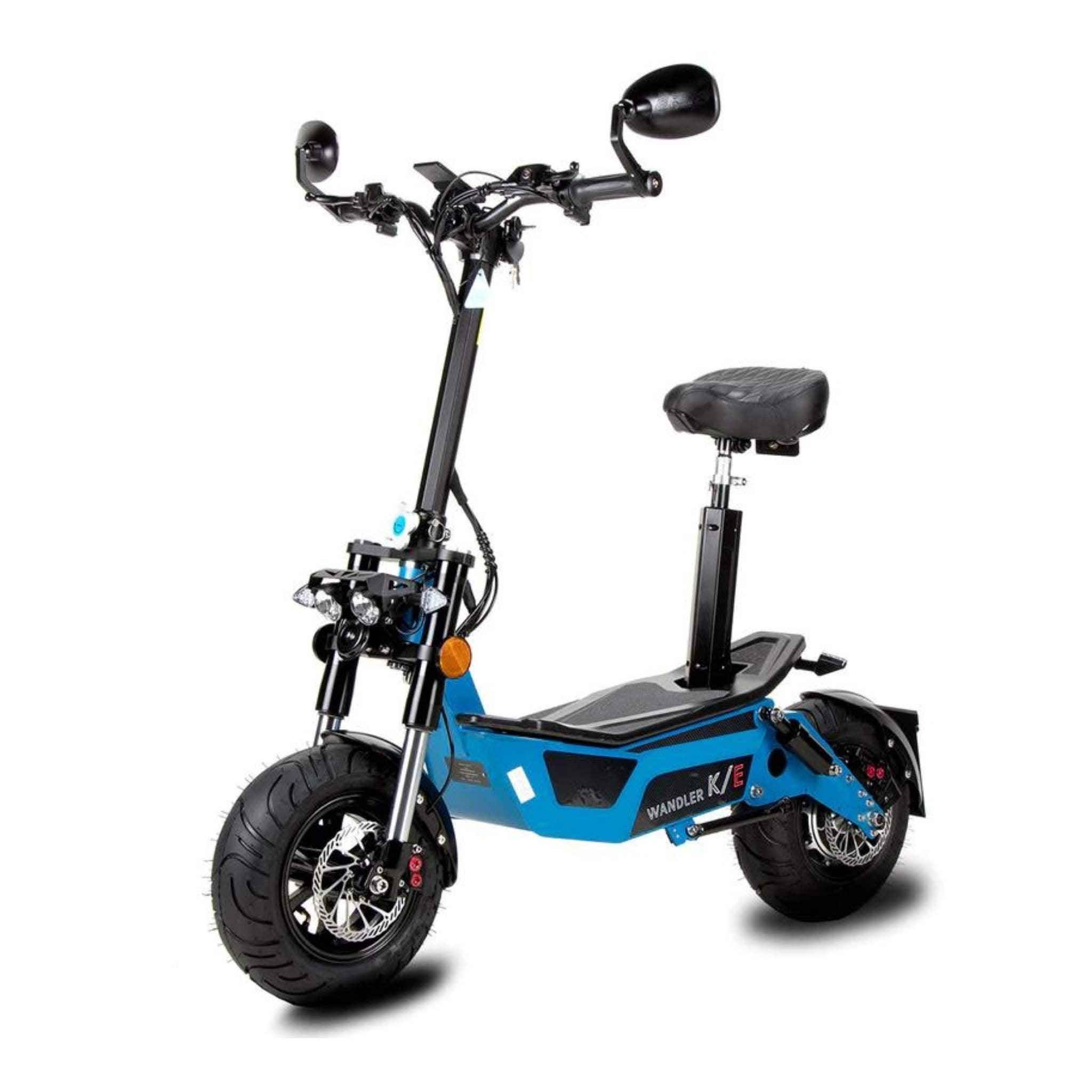 Der Wandler E-Roller / E-Scooter K/E 45 km/h, neues Modell 2025, hat einen blauen Rahmen, einen schwarzen Sitz, große Reifen, Seitenspiegel und ein straßenzugelassenes Design - hier in einer Dreiviertelansicht von vorne auf weißem Hintergrund.