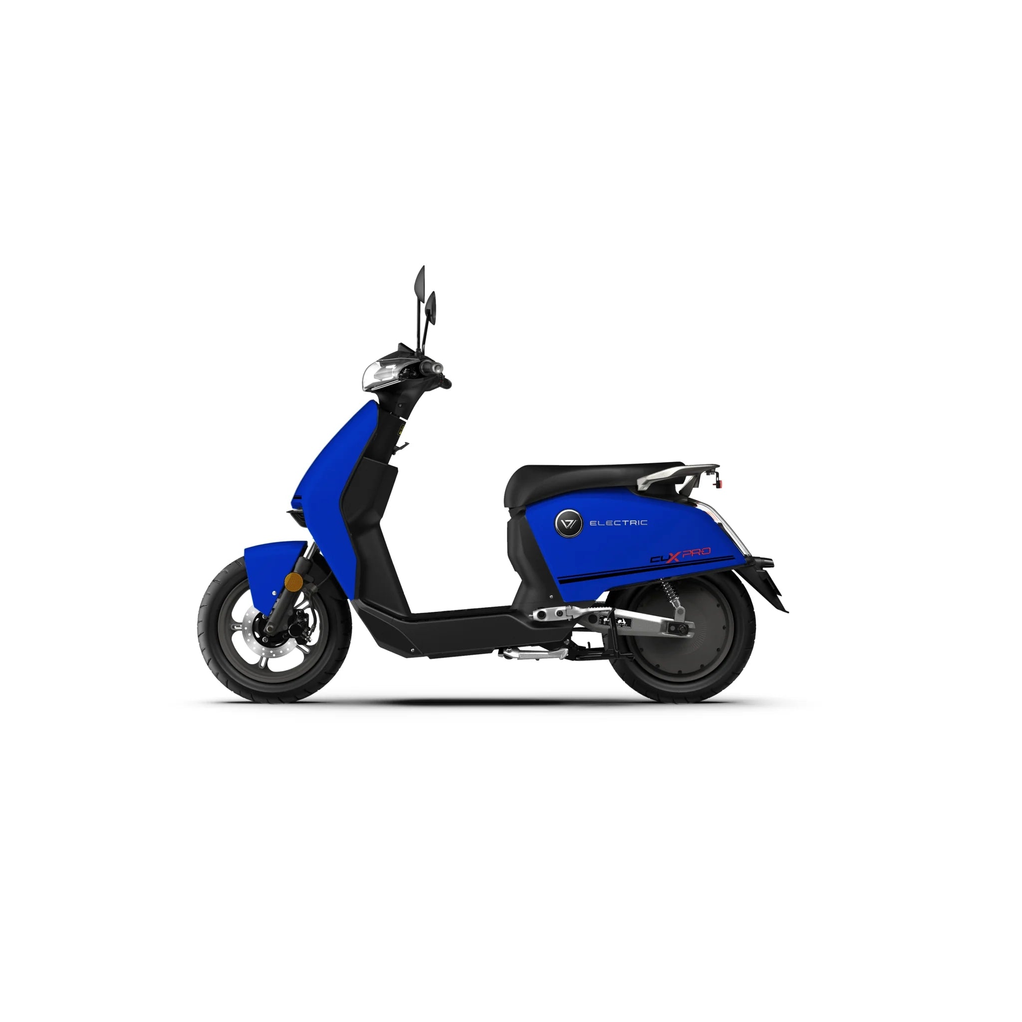 Ein blauer SUPER SOCO CUX Pro Elektroroller von Super Soco mit schwarzen Rädern ist im Profil vor einem weißen Hintergrund abgebildet. Der leichte E-Scooter mit einer Höchstgeschwindigkeit von 45 km/h zeichnet sich durch ein modernes Design, Rückspiegel und den seitlichen Schriftzug „ELECTRIC“ aus und ist damit eine stilvolle Wahl für urbane Mobilität.