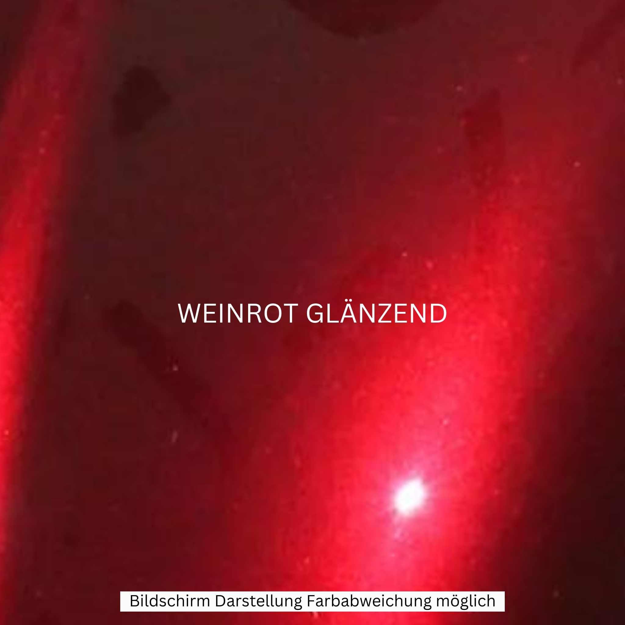 Eine glänzende, tiefrote Oberfläche mit dem Schriftzug "WEINROT GLÄNZEND" in der Mitte - eine Reminiszenz an den City Twister E-Chopper: CityTwister 6.0 PREMIUM DUO 45 km/h mit 56 AH Akku und Carplay Display. Darunter steht ein Aufkleber: Bildschirm Darstellung Farbabweichung möglich.