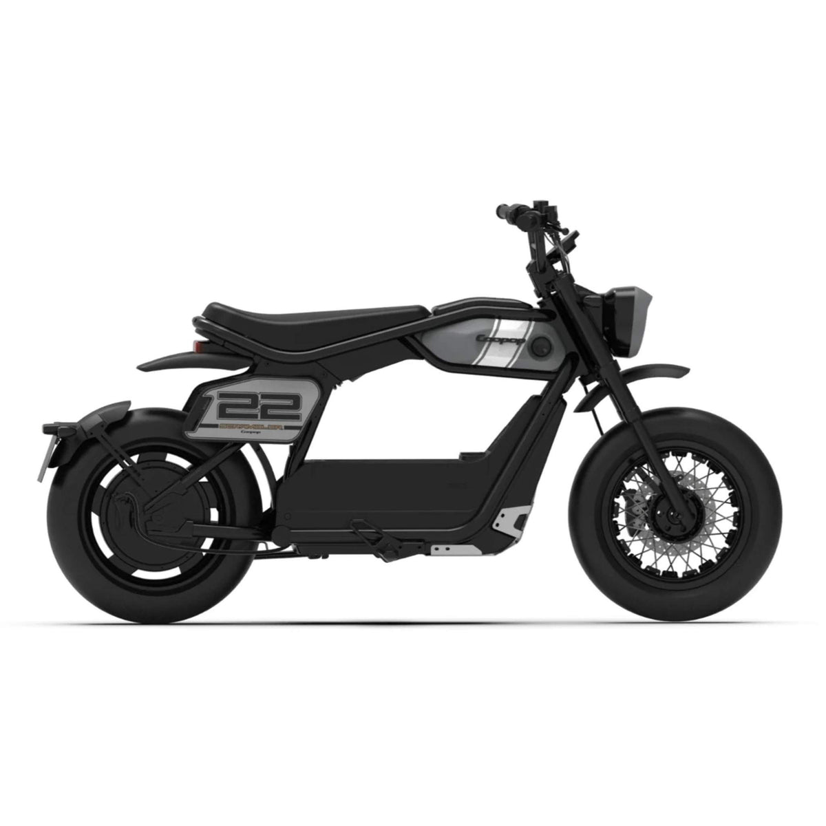 Der Coopop Scrambler ist ein schnittiger, mattschwarzer E-Roller mit minimalistischem Design, Nummer 22 Seitenaufdruck, 3.600 Wh LG-Akku, dicken Reifen, niedrigem Sitz, Straßenzulassung L1e, und 8 kW Peak - von Coopop; Höchstgeschwindigkeit: 45 km/h.