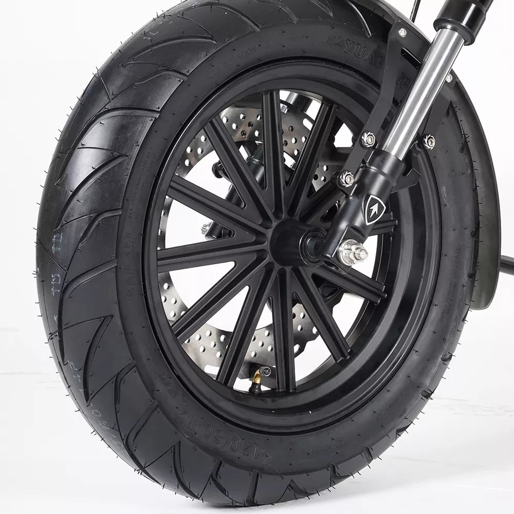Nahaufnahme eines Mangosteen MANGOSTEEN M1P Citycoco E-Chopper (Modell 26), schwarzes Rad mit dicker Lauffläche, schwarzen Speichen und sichtbarer Scheibenbremse vor weißem Hintergrund.