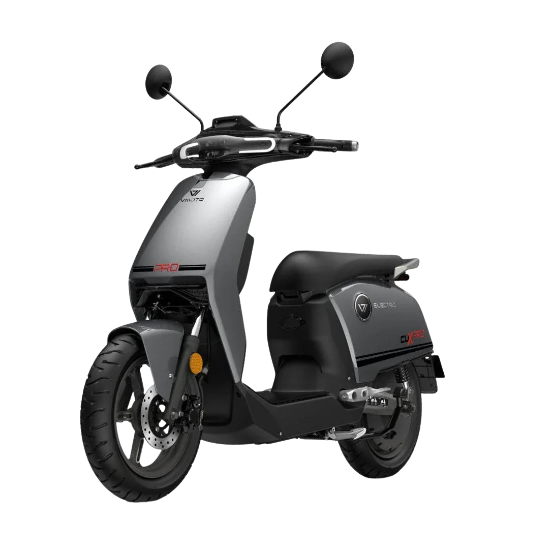 Der Super Soco CUX Pro ist ein mattgrauer, leichter E-Roller (45 km/h) mit Bosch-Antrieb, schwarzen Rädern, Gepäckträger und minimalistischem Design – perfekt für die Mobilität in der Stadt. Im Profil auf weißem Hintergrund abgebildet.