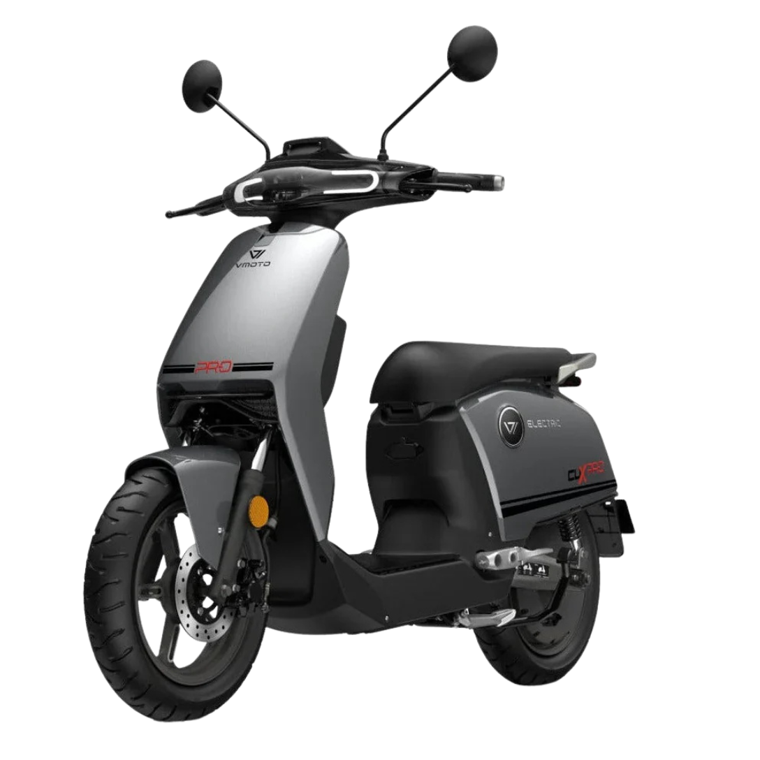 Der VMOTO SUPER SOCO CUX Pro ist ein leichter E-Scooter mit einer Höchstgeschwindigkeit von 45 km/h und Bosch-Antrieb, der sich durch ein modernes Design in Silber und Schwarz, Rückspiegel und ein digitales Display auszeichnet – ideal für die Mobilität in der Stadt. Abgebildet vor einem schlichten weißen Hintergrund.