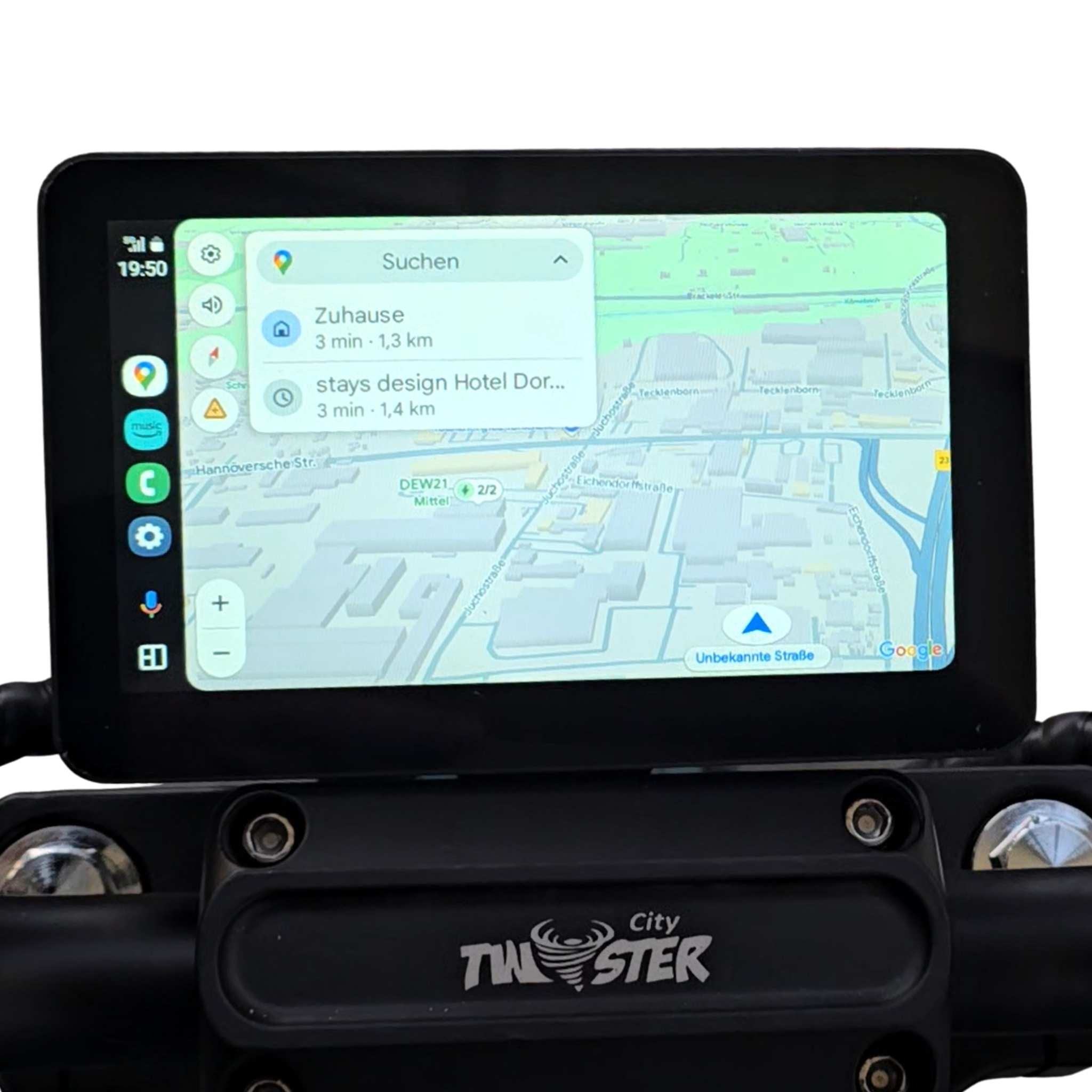 Eine Nahaufnahme des City Twister NEU! E-Chopper: CityTwister 6.0 PREMIUM DUO 45 km/h mit Carplay Display zeigt eine Karte, ETAs zu Orten wie Zuhause und App-Symbole - ideal für die Navigation auf diesem originellen E-Chopper mit rotem Sitz.