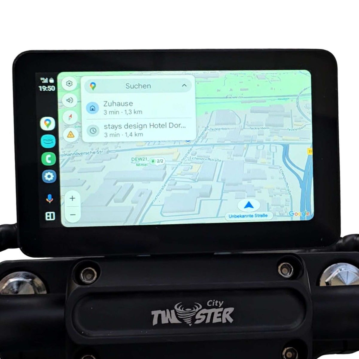 Ein CarPlay-Display am CityTwister 6.0 PREMIUM DUO 45 km/h E-Chopper von City Twister zeigt die Wegbeschreibung nach Hause und zum Designhotel an, stellt eine Stadtroute mit geschätzten Fahrzeiten dar und veranschaulicht damit die Zukunft der Elektromobilität.