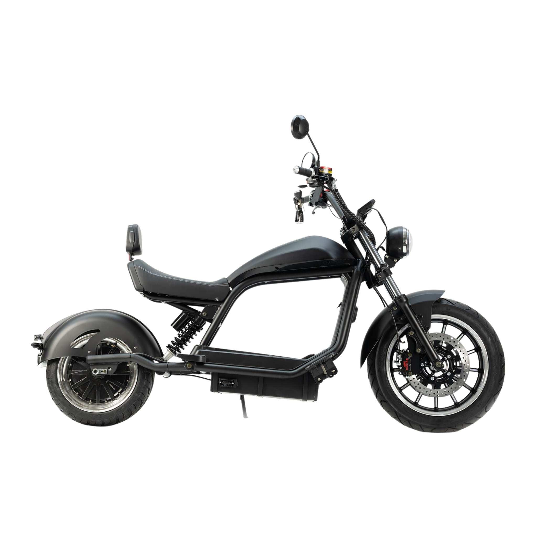 Der City Twister E-Chopper: CityTwister 6.0 MAX 80 km/h zeichnet sich durch ein modernes schwarzes Design, einen 4000-Watt-Motor, einen niedrigen Sitz, große Vorder- und Hinterräder und einen minimalistischen Stil aus (von der Seite auf weißem Hintergrund).