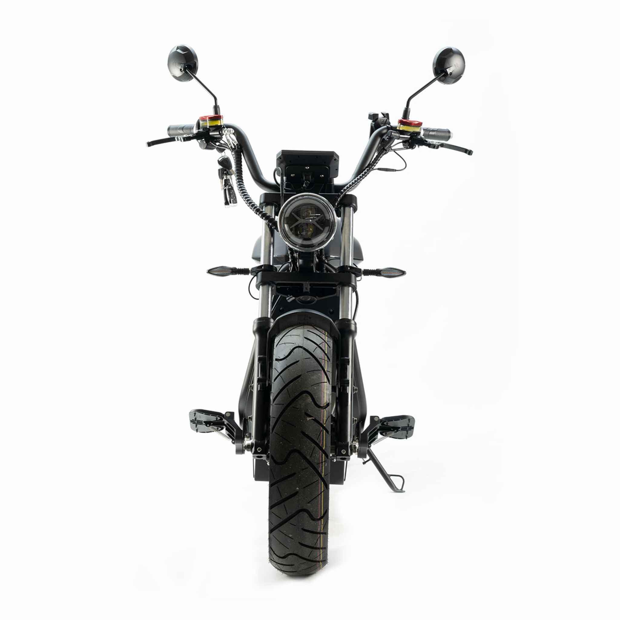 Frontansicht des schwarzen City Twister NEU E-Choppers: CityTwister 6.0 MAX DUO (80 km/h) mit Carplay Display, Modell 2026, mit Lenker, rundem Scheinwerfer, Spiegeln und breitem Vorderreifen vor weißem Hintergrund.