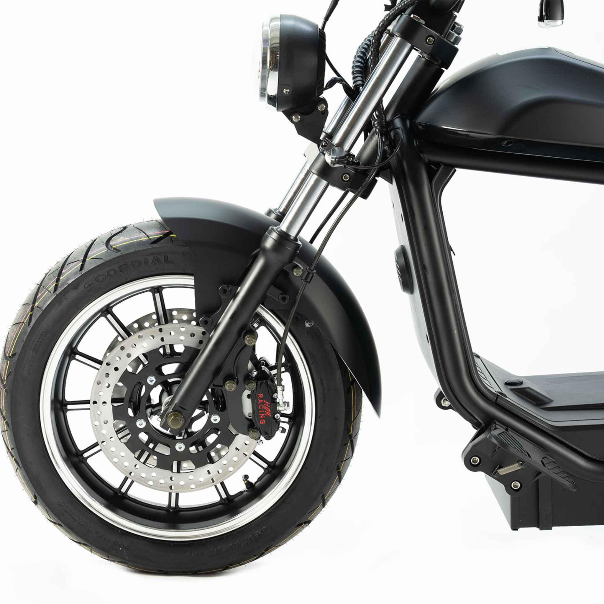 Nahaufnahme des Vorderrads des City Twister NEU - E-Chopper CityTwister 6.0 MAX DUO mit Reifen, Metallspeichen, Scheibenbremse, Druckluftfederung, Rahmendetails und einem leistungsstarken 4000W Motor; Modell 2026 - Das Original!.