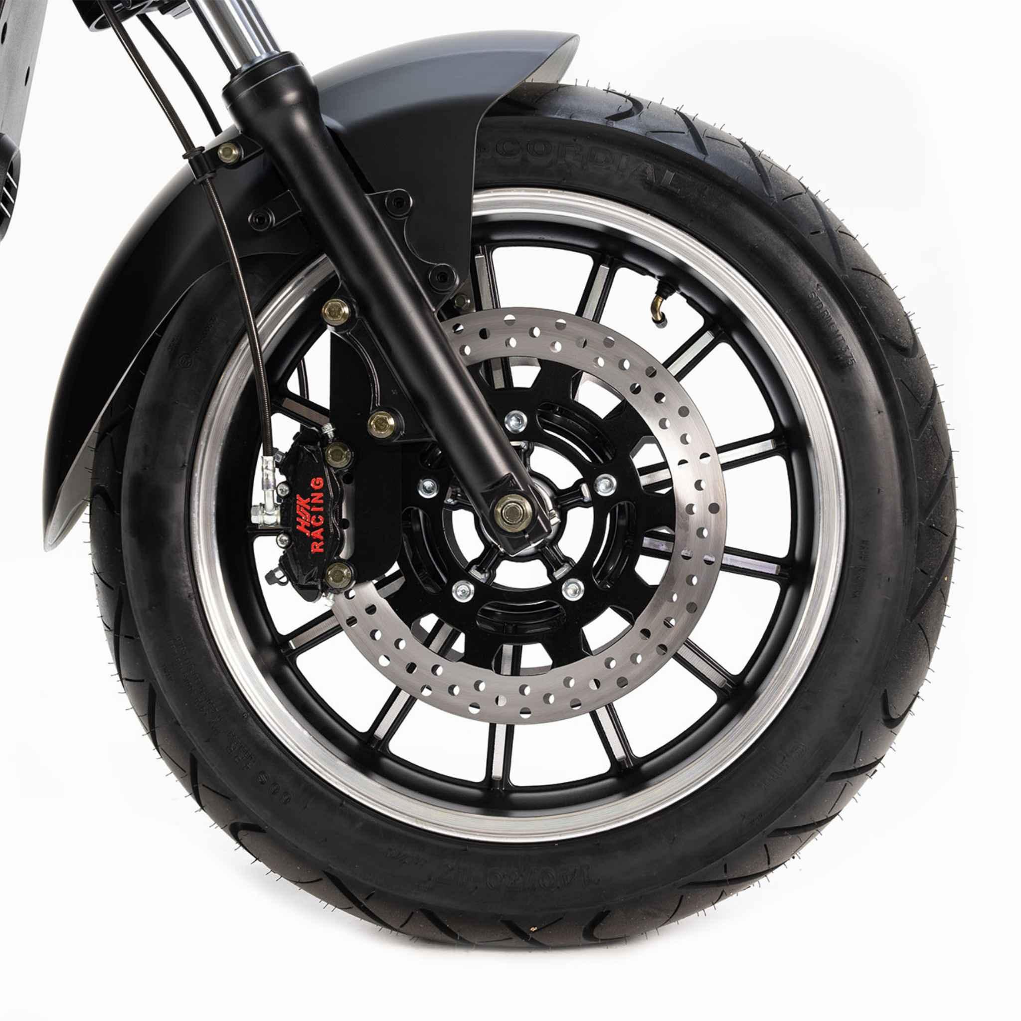 Nahaufnahme eines NEU - E-Choppers: CityTwister 6.0 MAX DUO-Vorderrad mit schwarzem Reifen, silberner Leichtmetallfelge, Scheibenbremse mit REVEX-Bremssattel und Federgabel für den 4000W-Motor. Einfarbig weißer Hintergrund. Marke: City Twister.