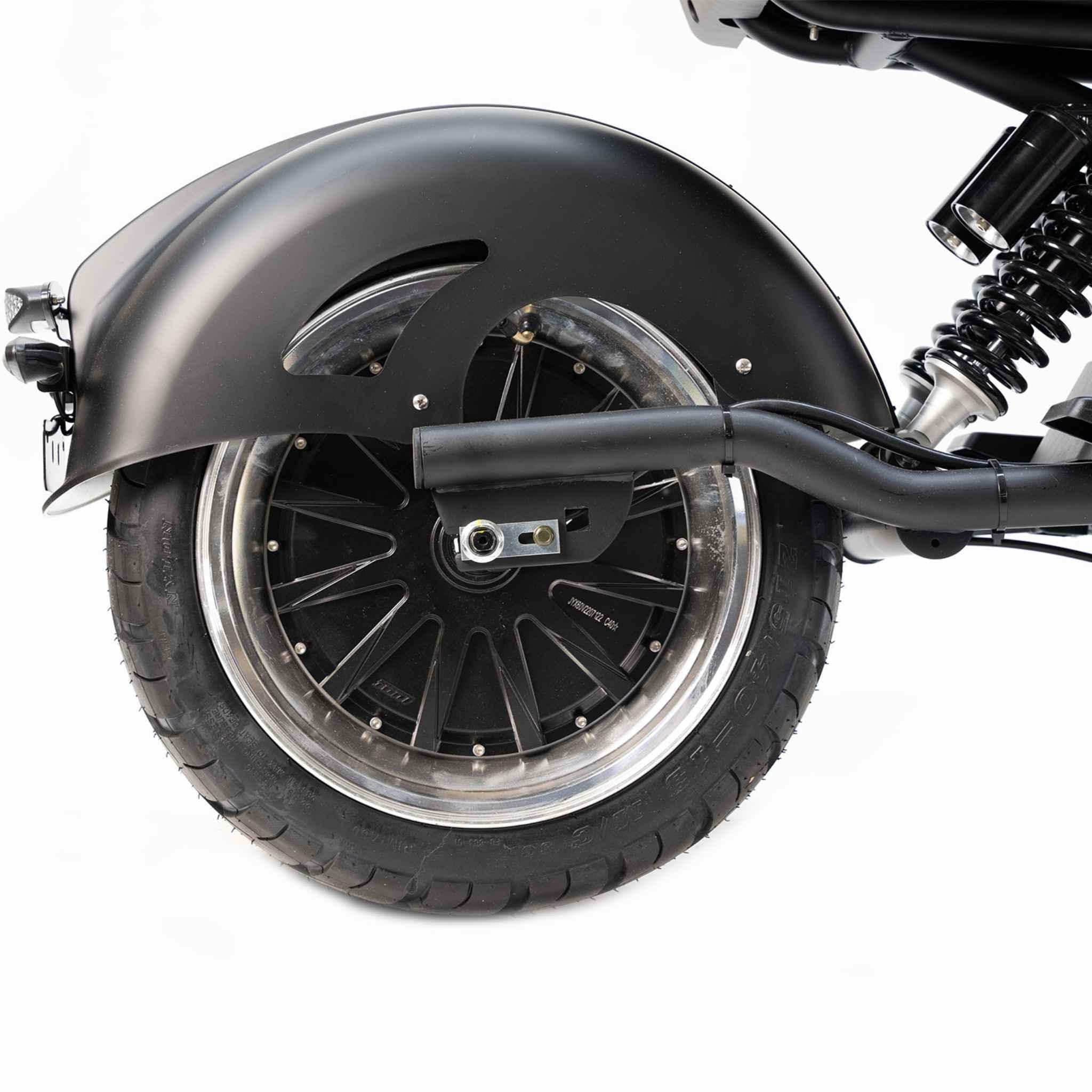 Nahaufnahme eines City Twister NEU - E-Choppers: Das Hinterrad des CityTwister 6.0 MAX DUO 80 km/h mit schwarzem Kotflügel, Scheibenbremse, 4000-W-Motor, sichtbaren Federn und Auspuffrohr. Weißer Hintergrund. Modell 2026 - Das Original!.