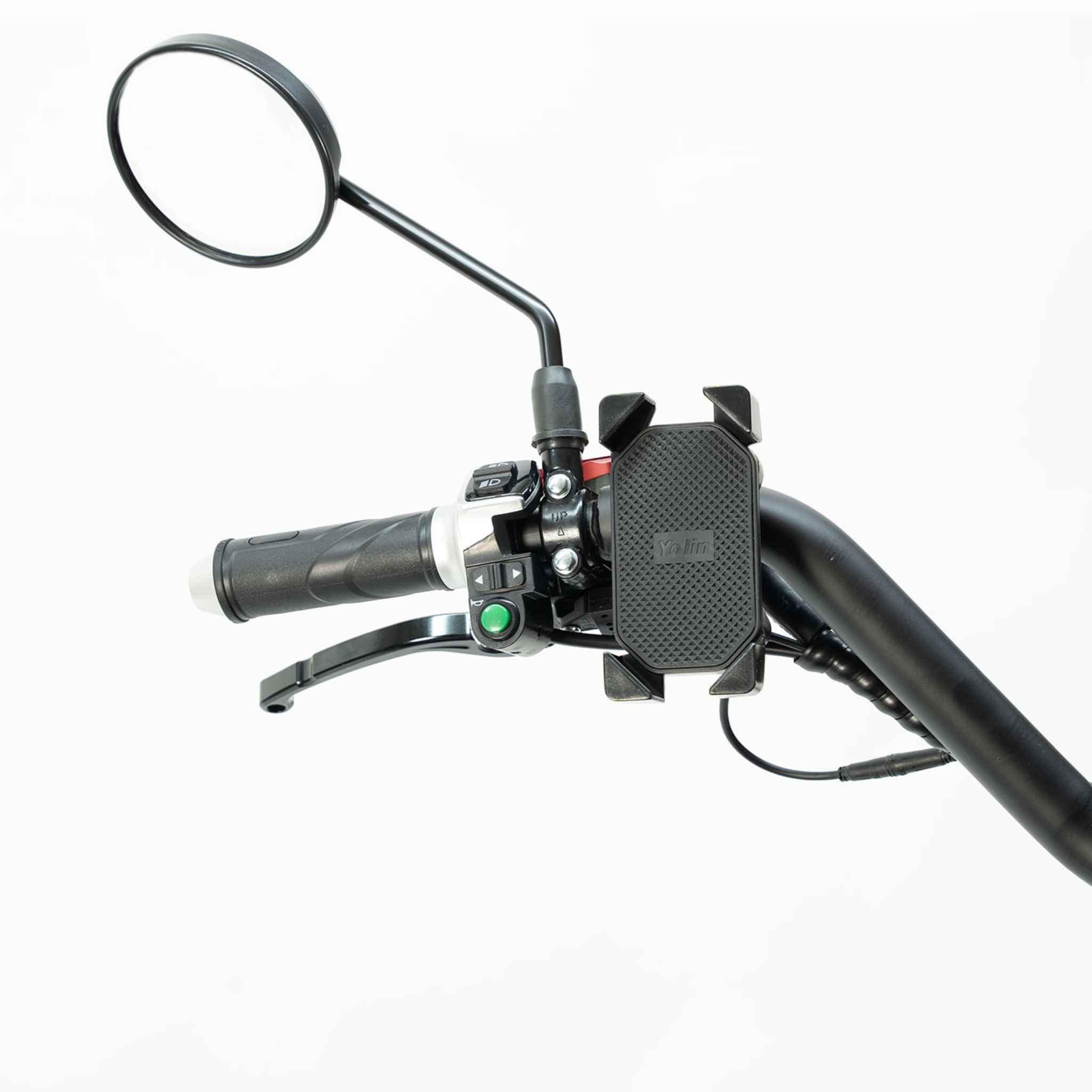 Nahaufnahme des City Twister NEU - E-Choppers: CityTwister 6.0 MAX DUO mit Carplay-Display, mit Details am Lenker - Rückspiegel, Bremshebel, Bedientasten, Telefonhalterung - und 4000-W-Motor, alles auf weißem Hintergrund. Modell 2026.