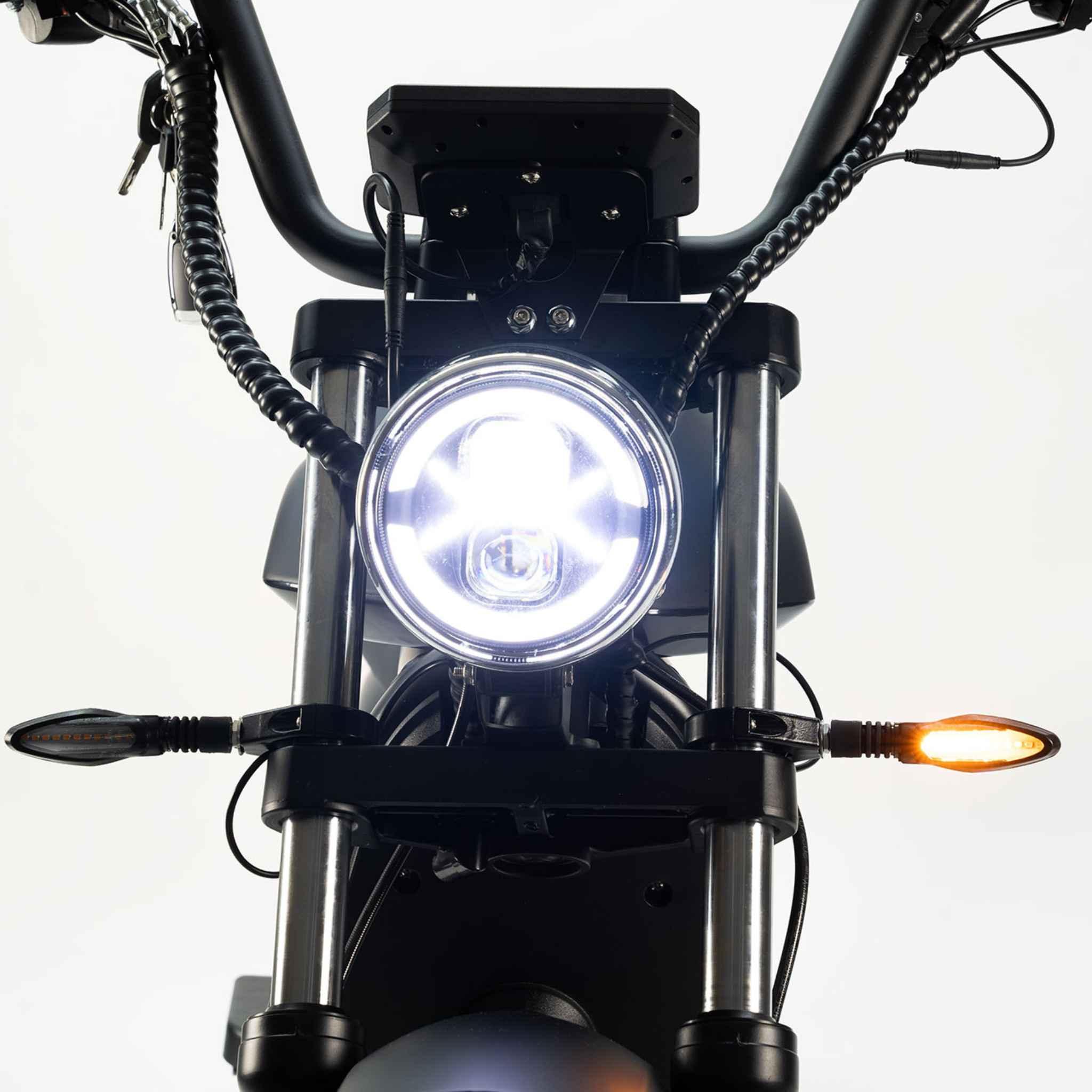 Frontansicht des City Twister NEU - E-Choppers: CityTwister 6.0 MAX DUO 80 km/h (Modell 2026) mit eingeschalteten Scheinwerfern und Blinkern, schwarzem Lenker, weißem Hintergrund und einem leistungsstarken 4000 Watt Motor.