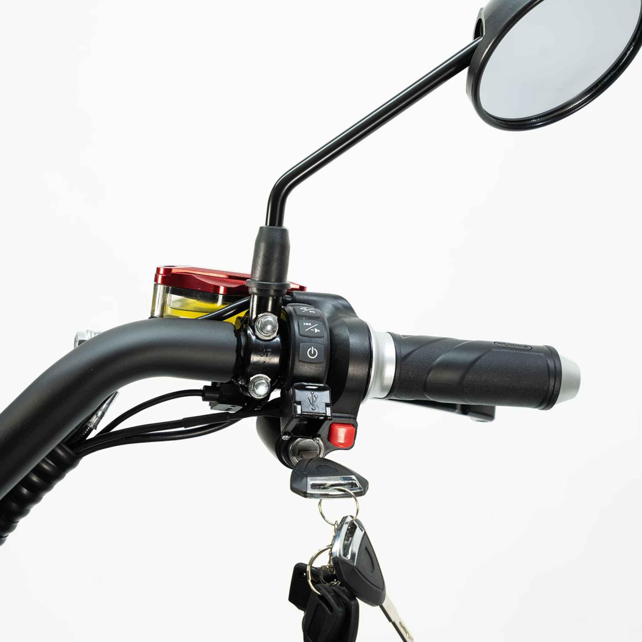 Nahaufnahme des City Twister NEU E-Choppers: CityTwister 6.0 MAX DUO 80 km/h, zeigt Lenker mit Spiegel, Gasgriff, Bedienelemente und Tasten. Ausgestattet mit einem leistungsstarken 4000W-Motor und Carplay-Display. Modell 2026 auf einfarbig weißem Hintergrund.
