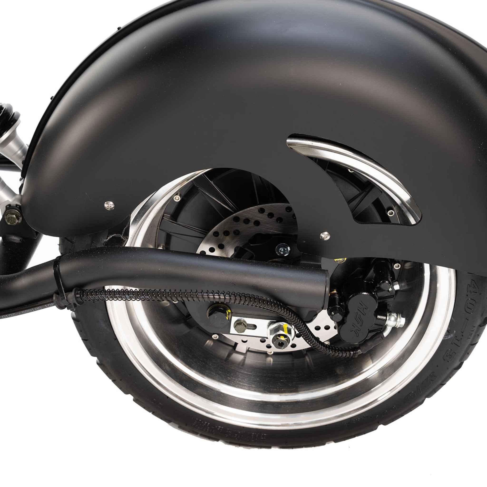 Nahaufnahme des NEU E-Chopper: CityTwister 6.0 MAX DUO's Hinterrad, hervorgehobener Reifen, Metallfelge, Scheibenbremse, schwarzes Schutzblech mit Kabel und ein starker 4000W Motor für beeindruckende Leistung. Marke: City Twister. Modell 2026 mit Carplay-Display.