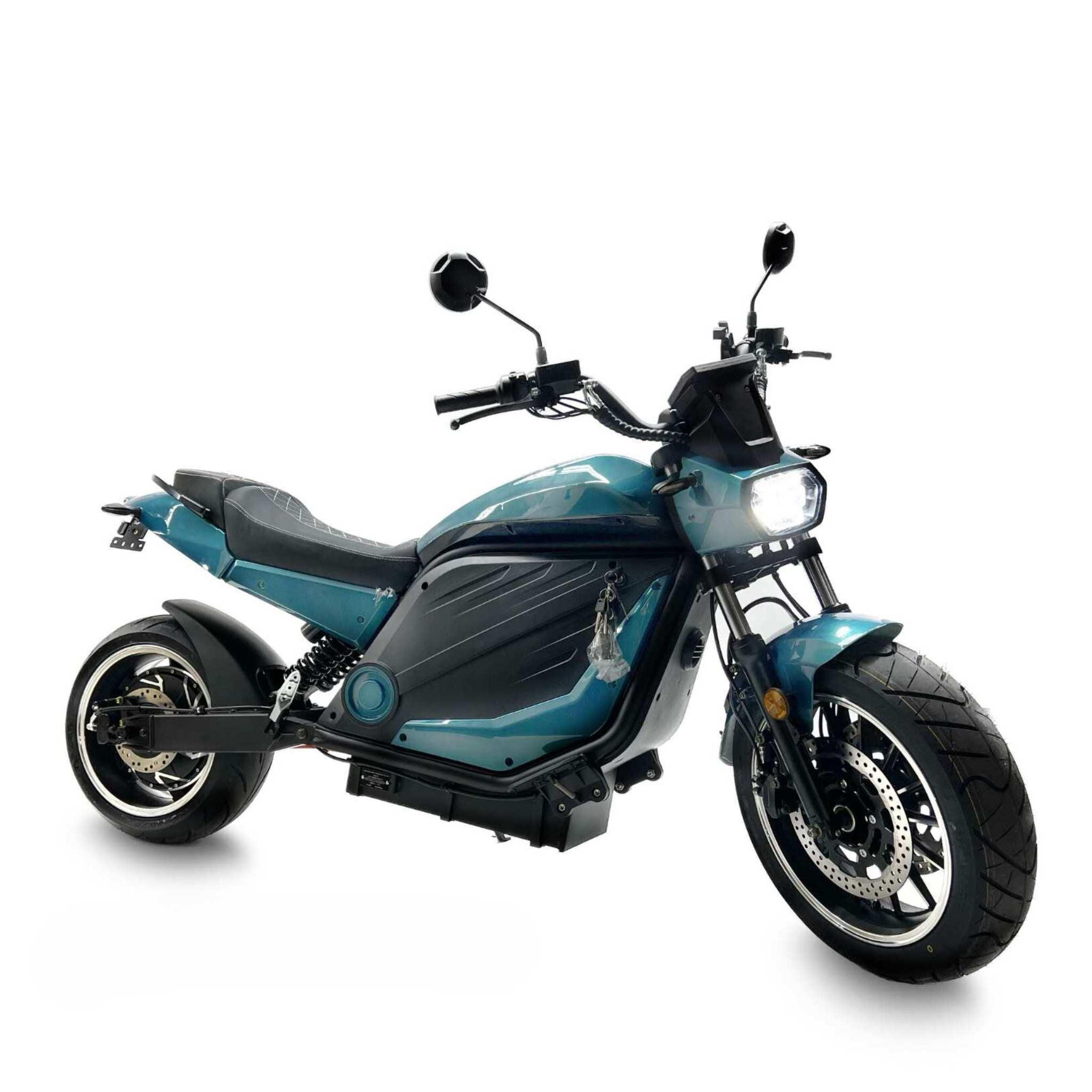 Der City Twister E-Chopper Elektro Motorrad: CityTwister 6.0 PRO 110 km/h - Das Original! zeichnet sich durch ein elegantes blau-schwarzes Design, einen robusten 5.000-Watt-Motor, große Reifen, Scheibenbremsen, Seitenspiegel und einen eckigen Scheinwerfer auf weißem Grund aus.