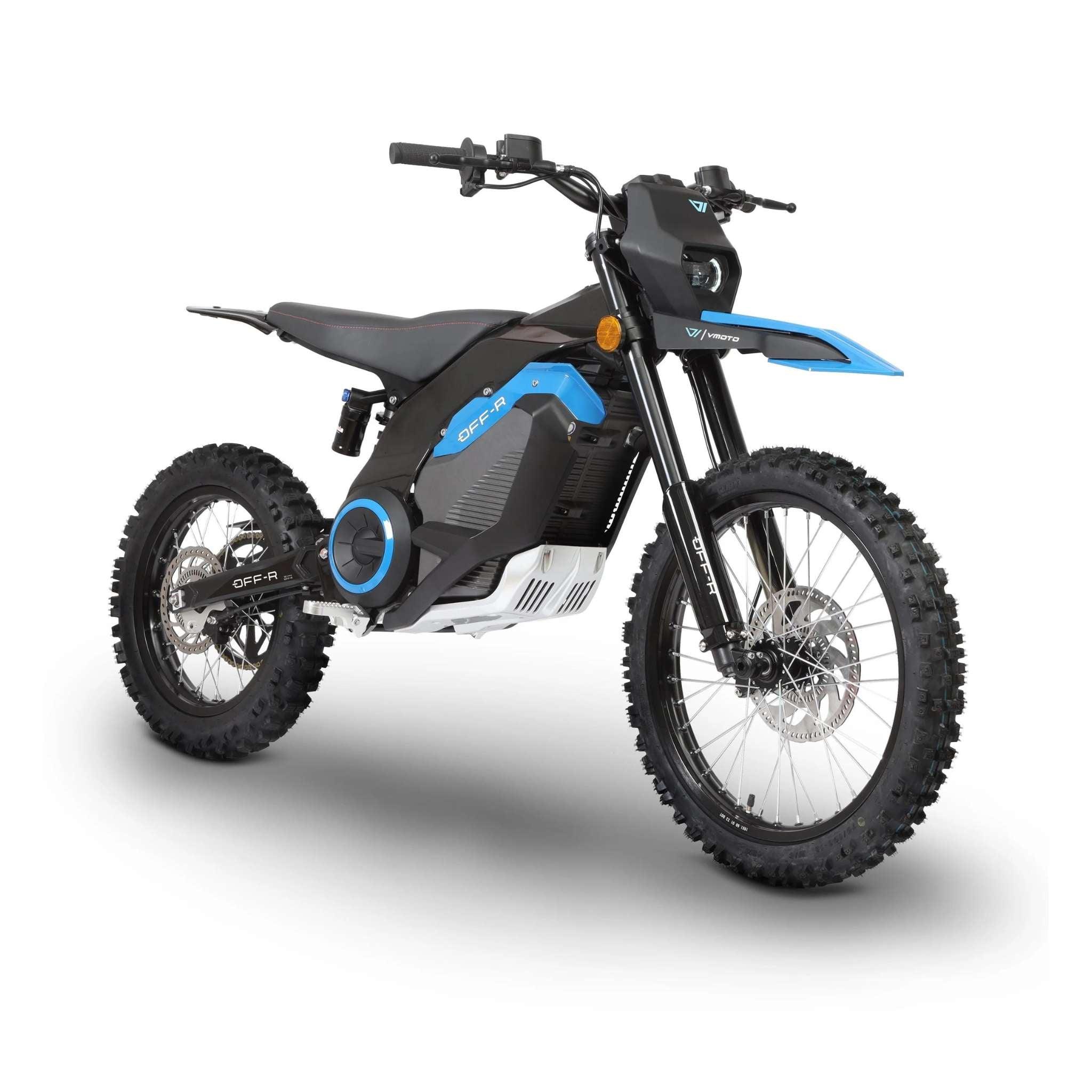 Das VMOTO E-Enduro E-Motorrad Dirtbike OFF-R 110 Km/h mit Stollenreifen, schwarzem Rahmen und blauen Akzenten ist in einer Dreiviertelansicht vor weißem Hintergrund zu sehen.