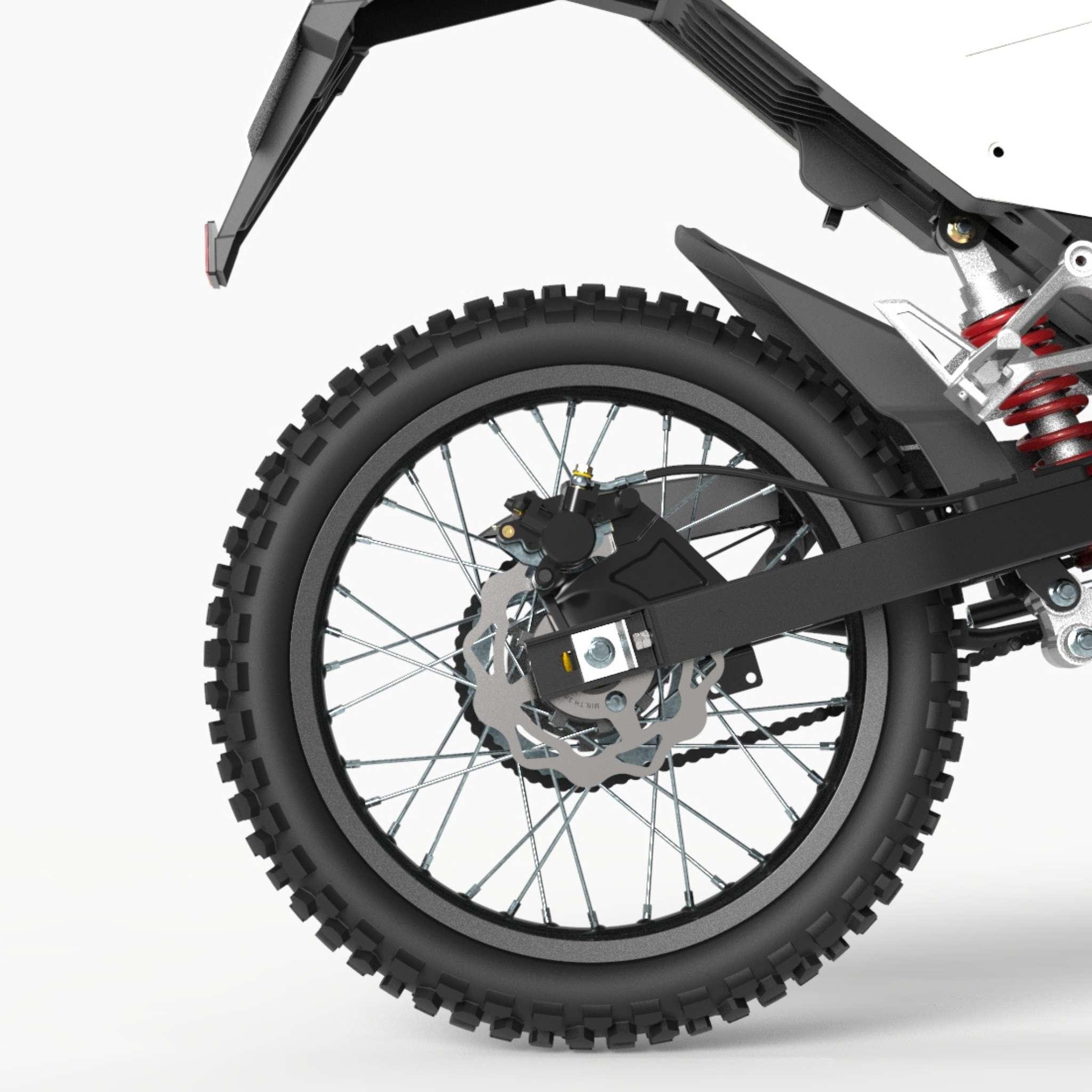 Nahaufnahme des schwarzen Hinterrads des Tinbot E-Motorrad Esum ES1 45 km/h Enduro mit Stollenreifen, Scheibenbremse und sichtbarer Federung vor weißem Hintergrund.