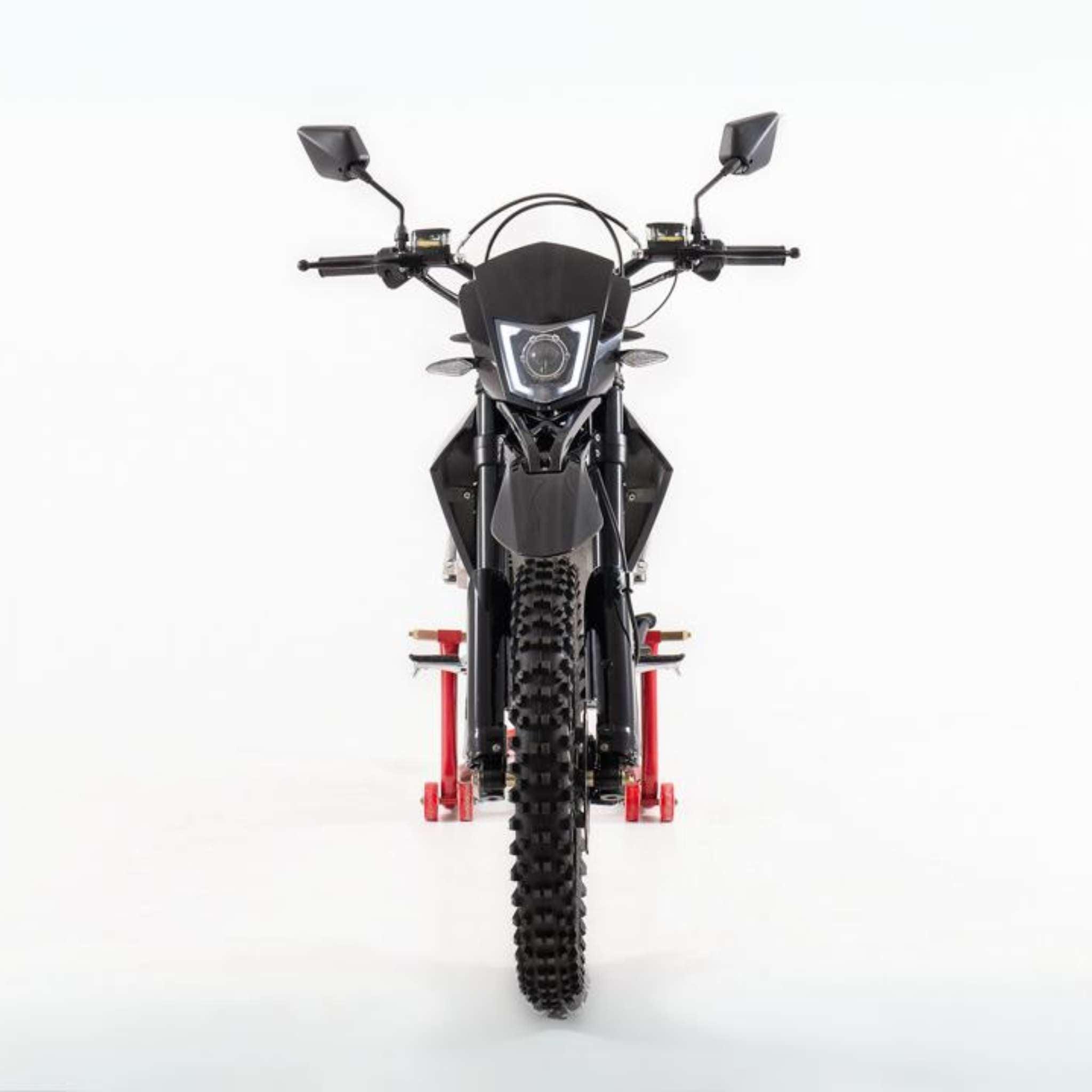 Eine Frontansicht des Tinbot E-Motorrad Esum ES1 PRO 90 km/h Enduro in Schwarz mit Stollenreifen, eckigem Scheinwerfer und Seitenspiegeln auf einem roten Ständer vor einem schlichten weißen Hintergrund.