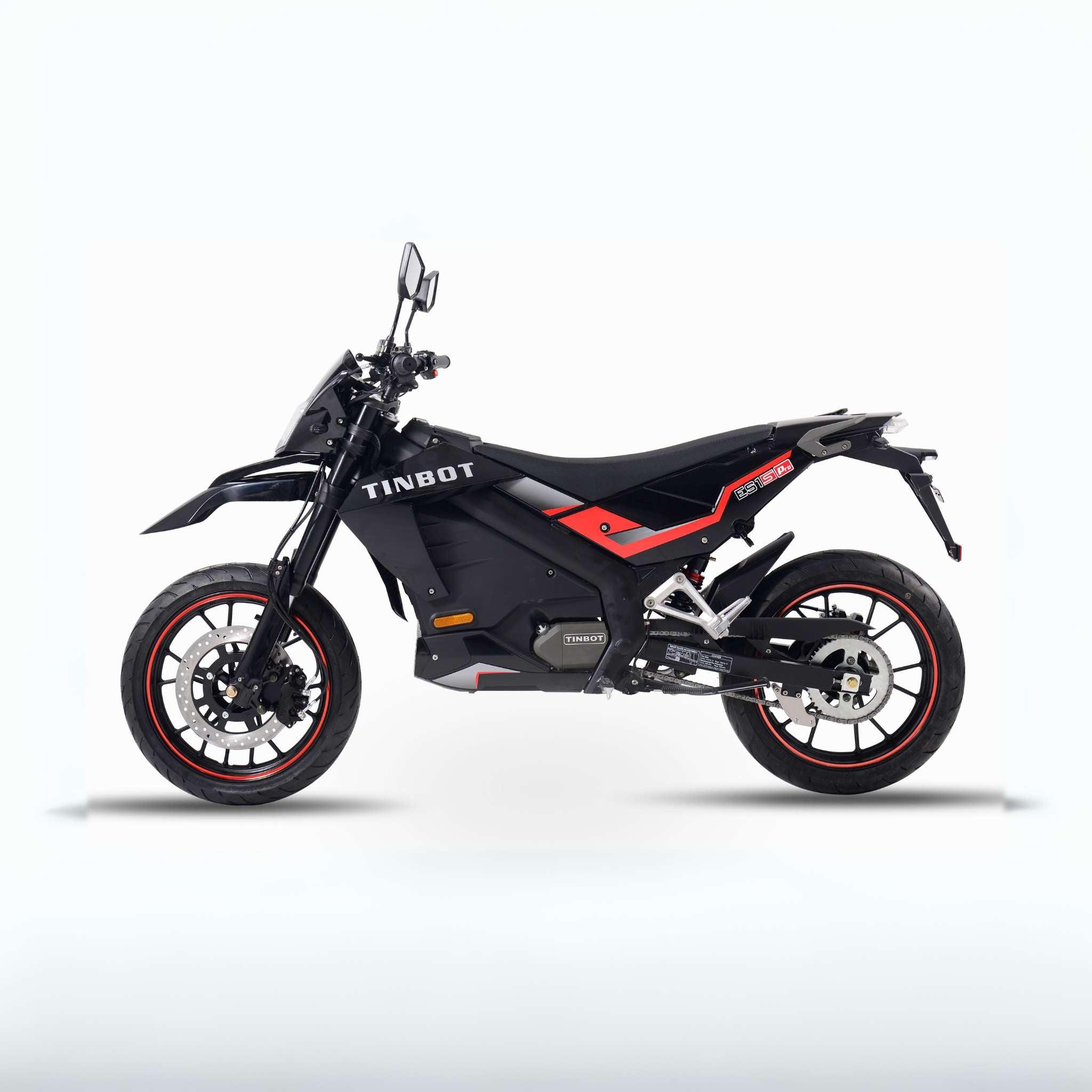 Das Tinbot Esum ES1 Supermoto, abgebildet in Schwarz und Rot mit Tinbot Branding, ist im Profil vor einem schlichten weißen Hintergrund abgebildet. Dieses E-Motorrad-Modell erreicht eine Geschwindigkeit von bis zu 45 km/h.