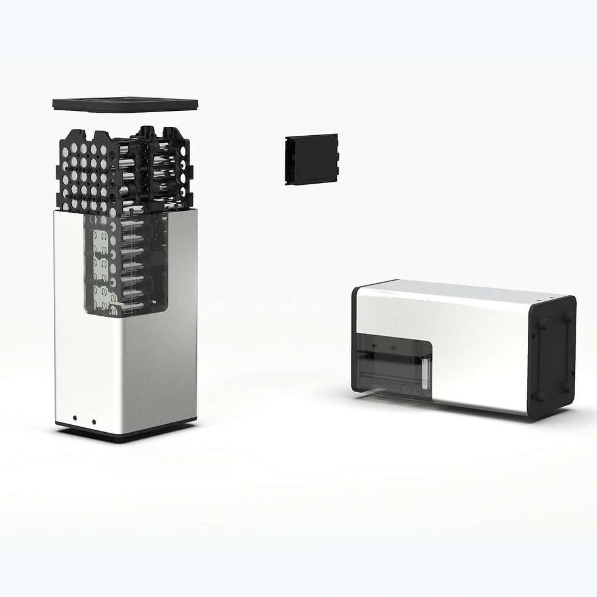 Ein modernes E-Motorrad Tinbot Esum ES1 45 km/h Enduro von Tinbot ist teilweise zerlegt abgebildet, wobei das glatte Metallgehäuse und die inneren Komponenten sichtbar werden, mit einem separaten schwarzen Teil desselben Modells in der Nähe.