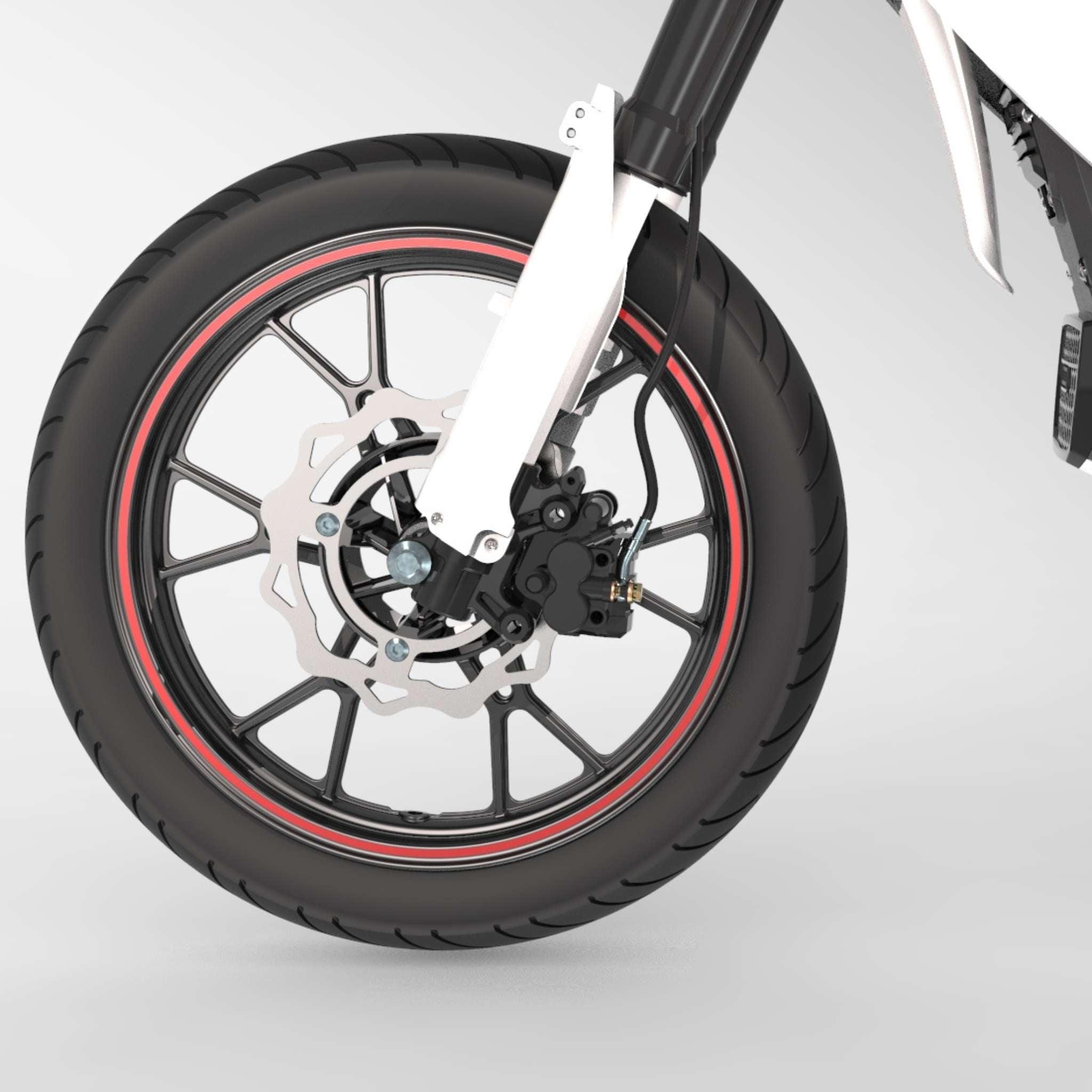 Nahaufnahme des Vorderrads des Tinbot E-Motorrad Esum ES1 45 km/h Supermoto mit Scheibenbremse, schwarzer Alufelge mit rotem Streifen und weißer Vorderradgabel im Enduro-Stil vor einem schlichten hellen Hintergrund. Marke: Tinbot.