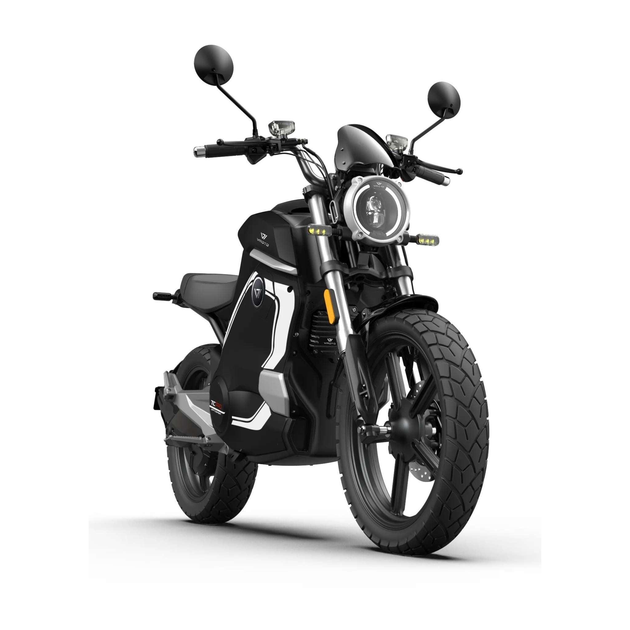 Das VMOTO TC Wanderer Pro E-Motorrad in Schwarz wird auf weißem Hintergrund mit rundem Scheinwerfer, breiten Reifen, minimalistischem Design und kompaktem Rahmen gezeigt. Das Vorderrad ist angewinkelt, um das moderne Design und die Höchstgeschwindigkeit von 90 km/h zu unterstreichen.