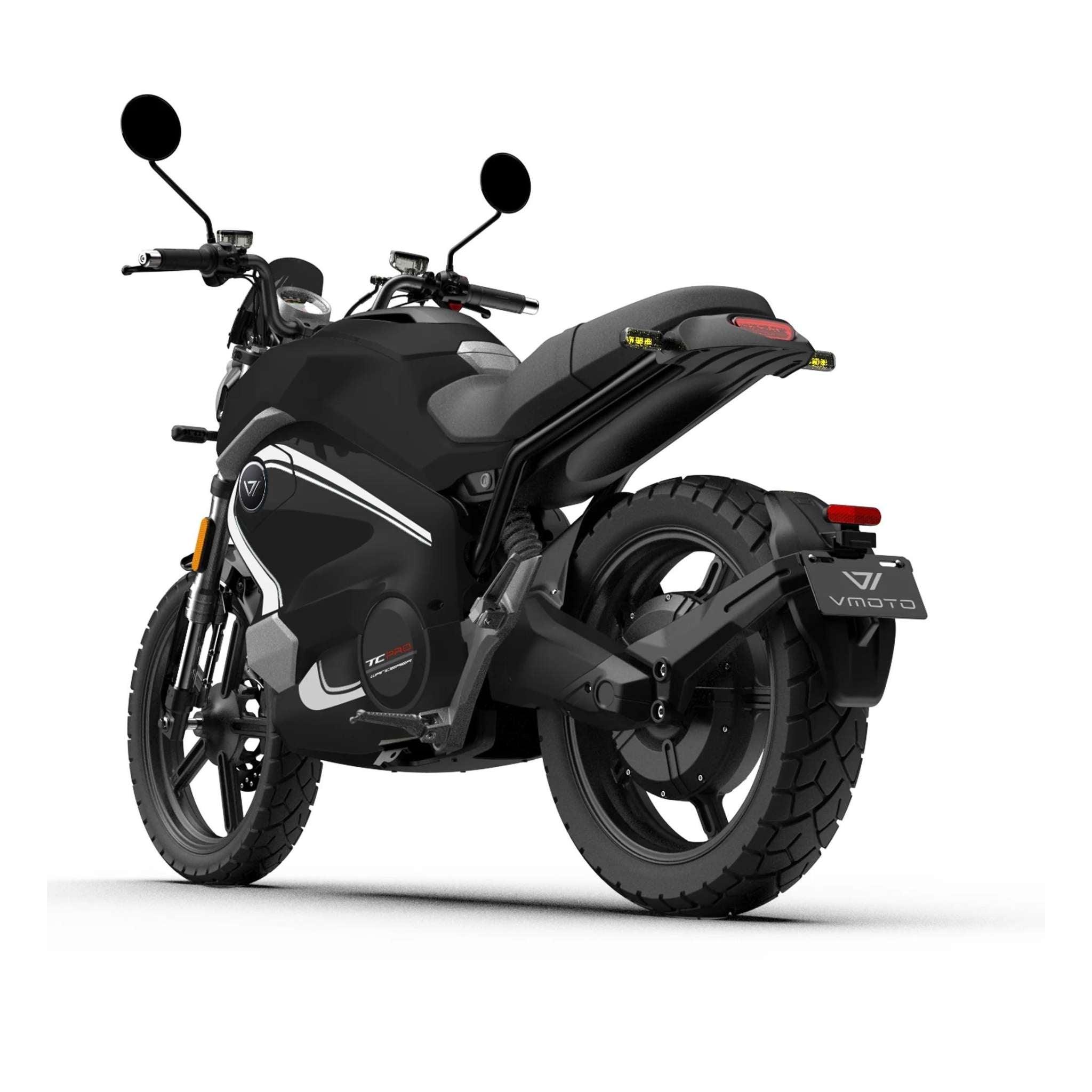 Das VMOTO TC Wanderer Pro 90 km/h NEU! ist ein schwarzes, modernes E-Motorrad mit dicken Reifen, schlanken aerodynamischen Linien und einem "VMOTO"-Kennzeichen, von der hinteren linken Seite aus gesehen. Dieses Elektromotorrad von VMOTO erreicht eine Geschwindigkeit von bis zu 90 km/h.