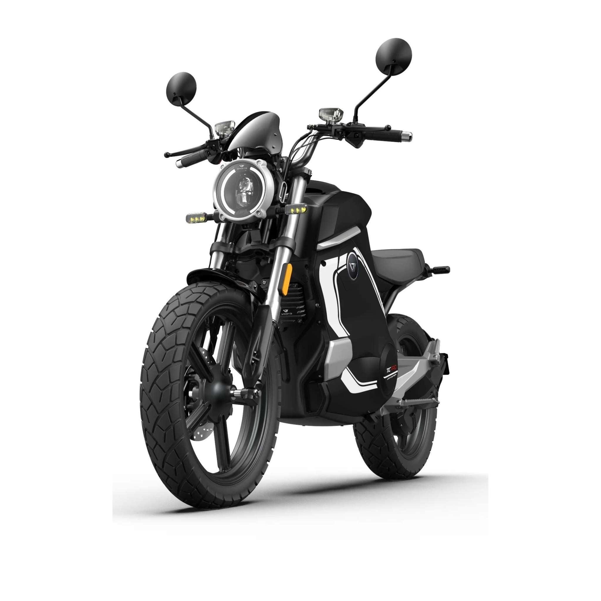 Das VMOTO TC Wanderer Pro 90 km/h NEU! E-Motorrad in Schwarz und Silber, mit runden Scheinwerfern, Geländereifen, Rückspiegeln und vorne links schräg vor weißem Hintergrund, kann bis zu 90 km/h schnell werden.