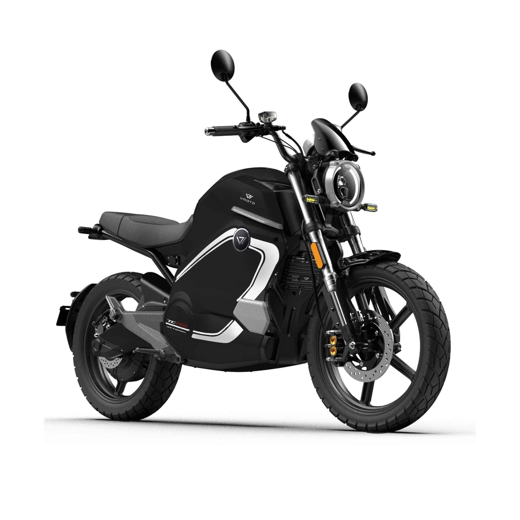 Das schwarze VMOTO TC Wanderer Pro E-Motorrad von VMOTO hat ein modernes Design, große Reifen, einen runden Scheinwerfer, Seitenspiegel und silberne Akzente. Es erreicht eine Geschwindigkeit von bis zu 90 km/h und ist auf einem schlichten weißen Hintergrund abgebildet.