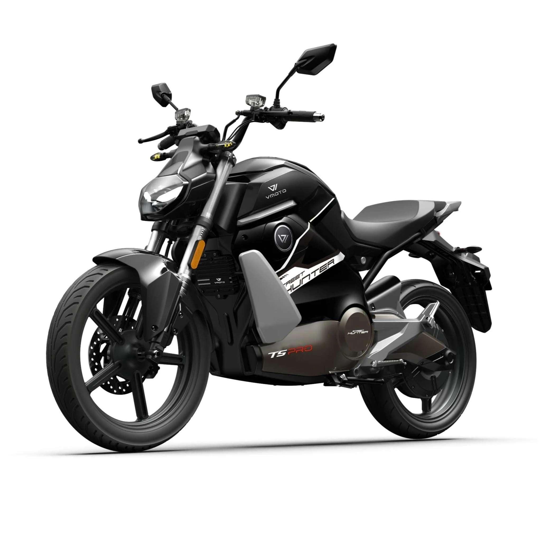 Das VMOTO TS Streethunter Pro E-Motorrad in schlichtem Schwarz und Silber besticht durch sportliches Design, dicke Reifen, einen aufrechten Lenker und moderne LED-Scheinwerfer - ein Zeichen für Elektromobilität. Auf weißem Hintergrund abgebildet. Höchstgeschwindigkeit: 90 km/h. Marke: VMOTO.